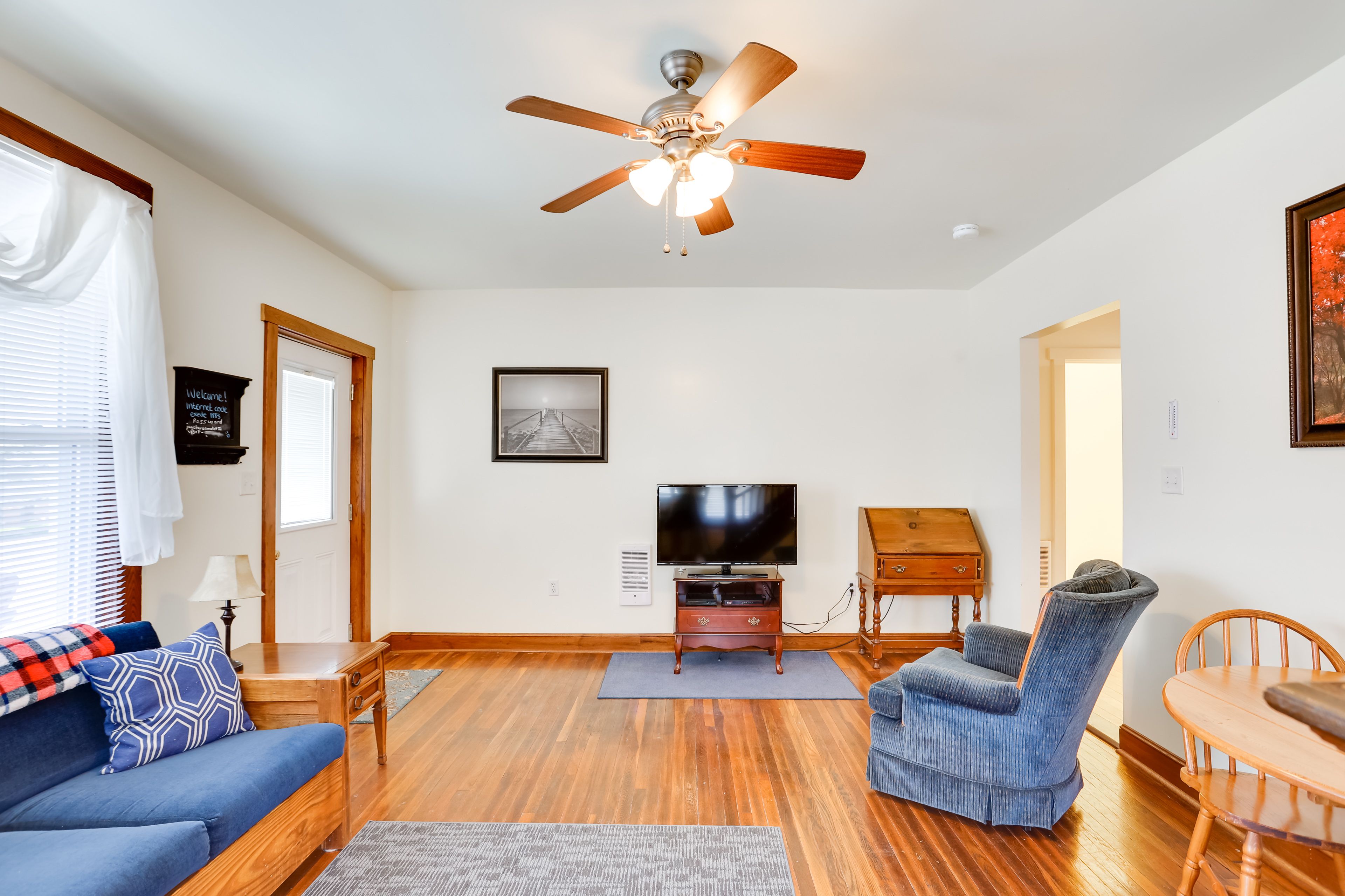 Living Room | Free WiFi | Roku TV | Full Sleeper Sofa | 1st Floor
