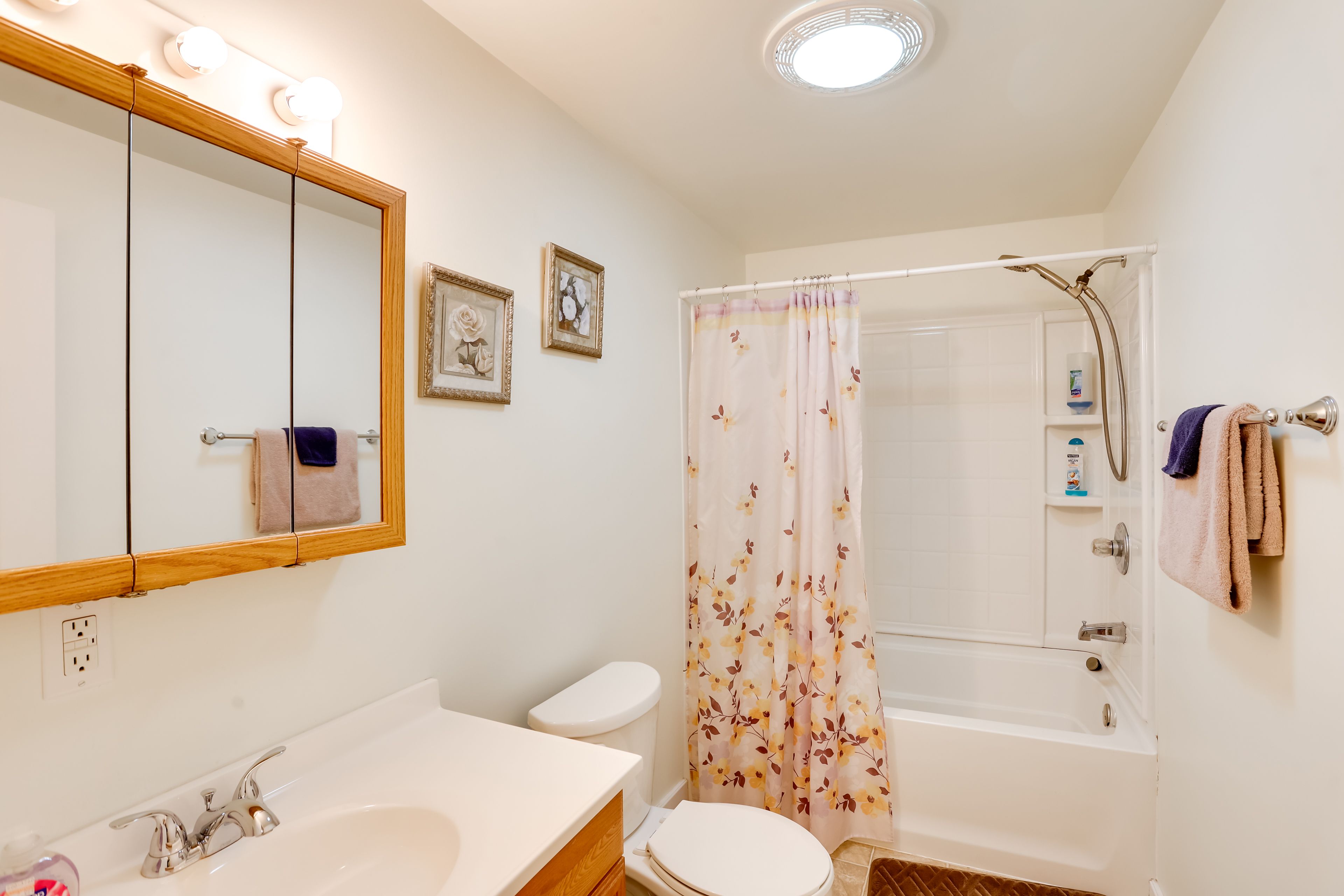 Full Bathroom | Towels Provided | Complimentary Toiletries | 2nd Floor