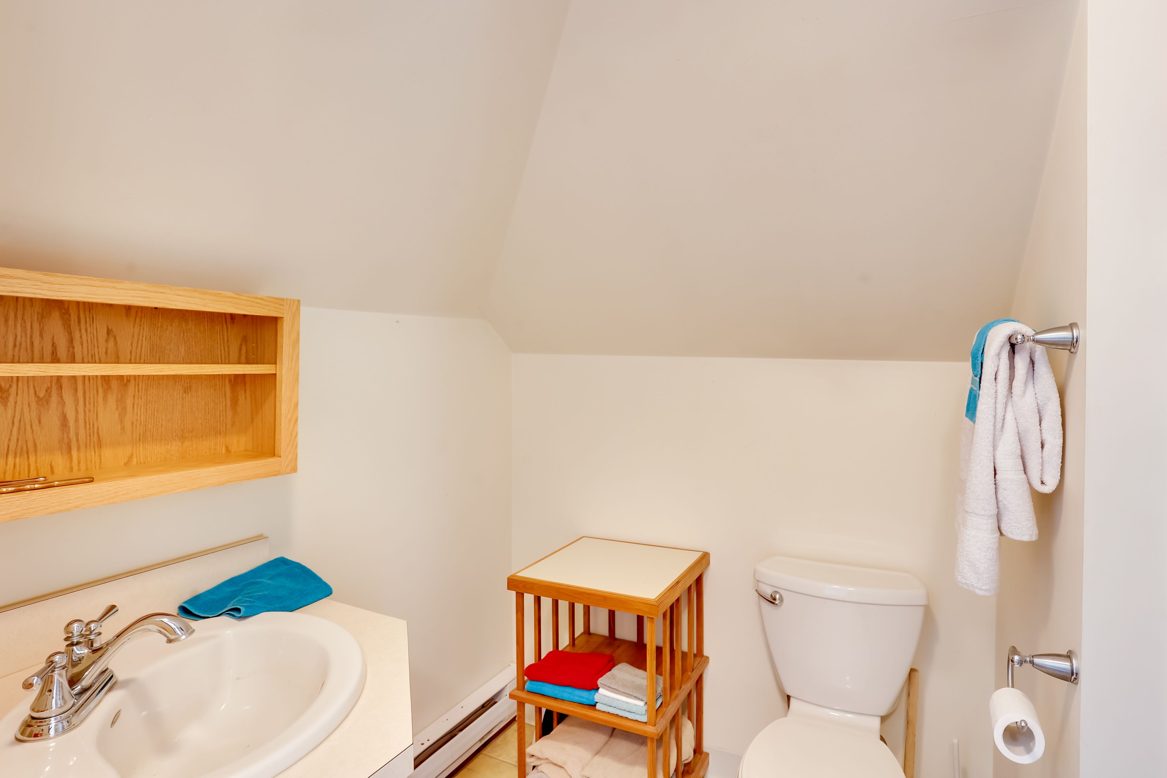 Full Bathroom | Towels Provided | Complimentary Toiletries