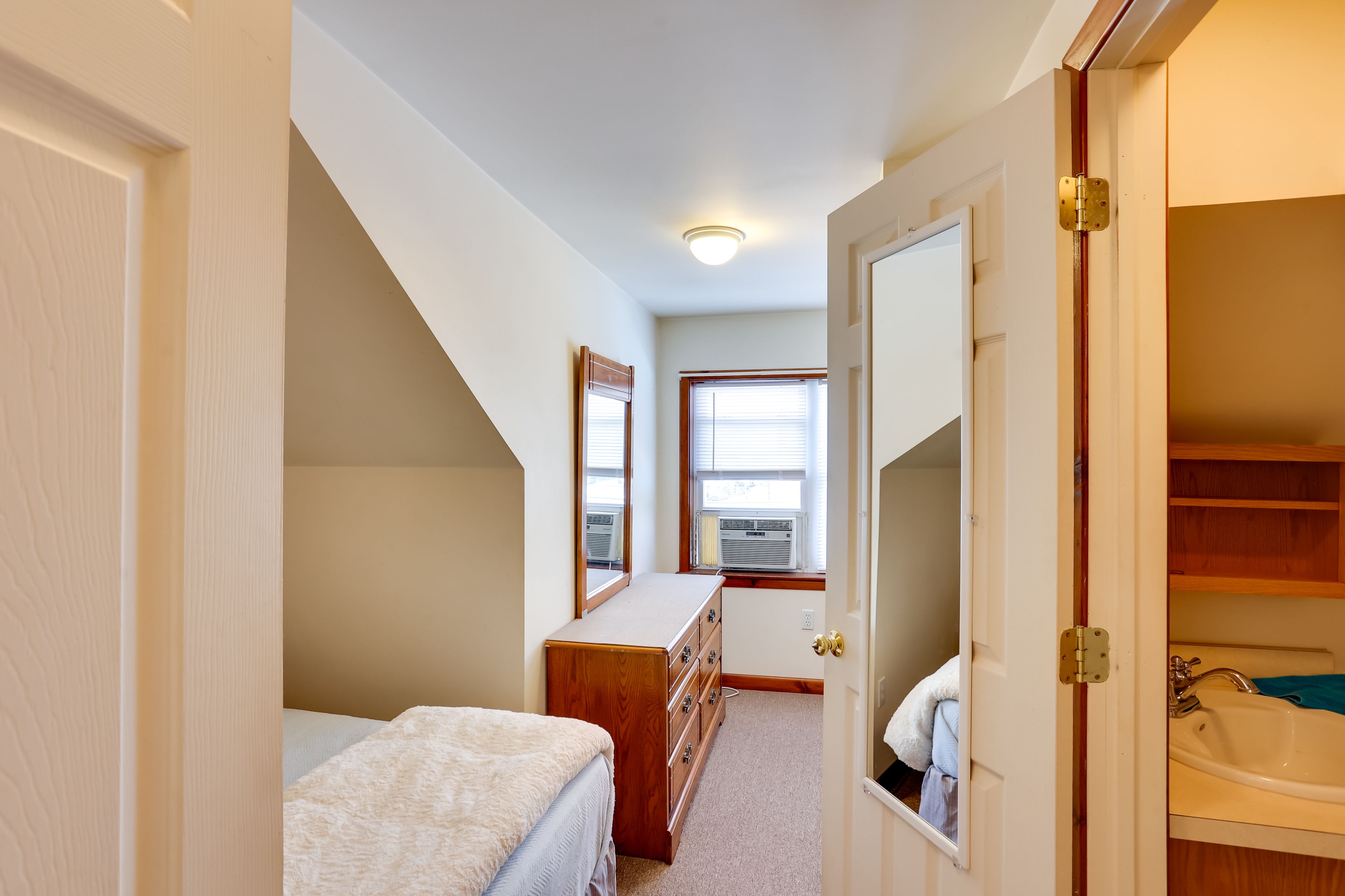 Bedroom | Full Bed | Linens Provided