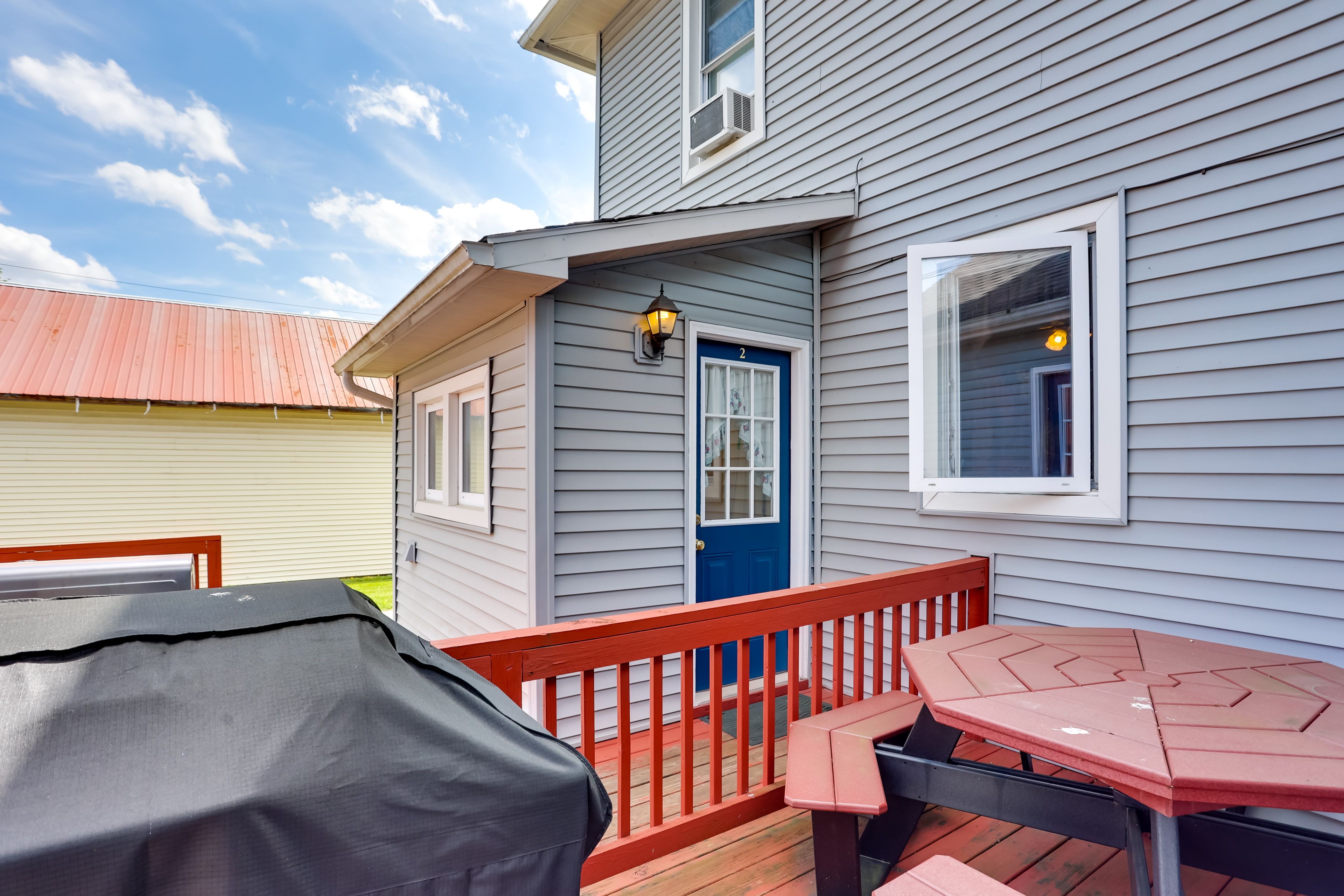 Deck | Gas Grill | Picnic Table