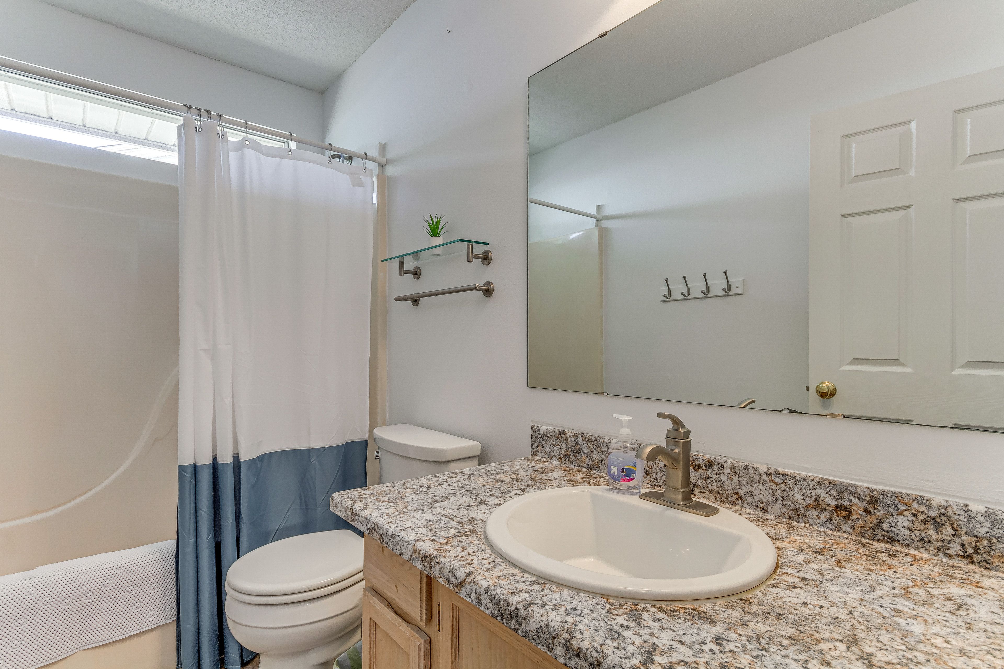Full Bathroom | Towels Provided