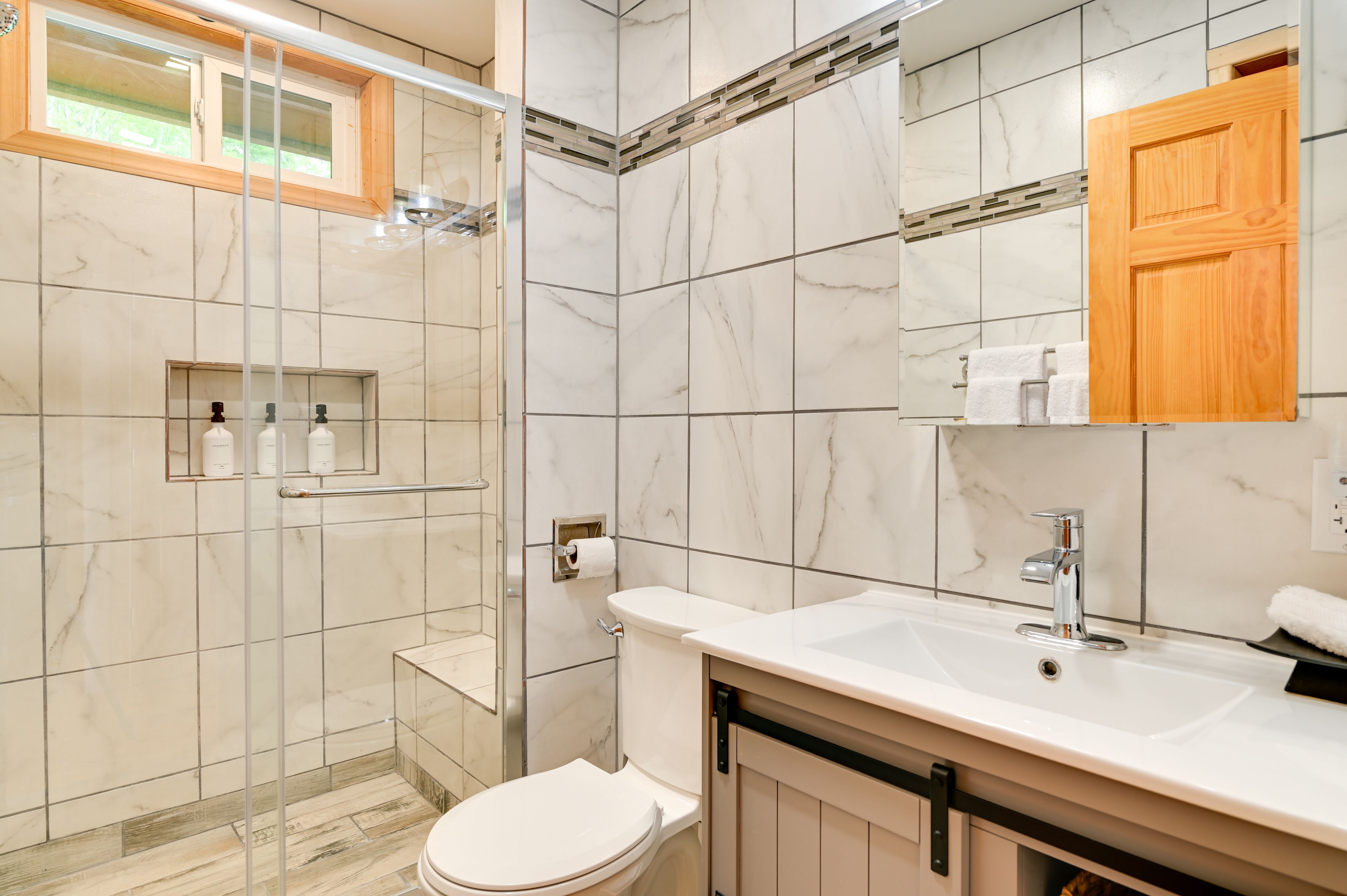 Full Bathroom | Towels Provided | Complimentary Toiletries | 1st Floor