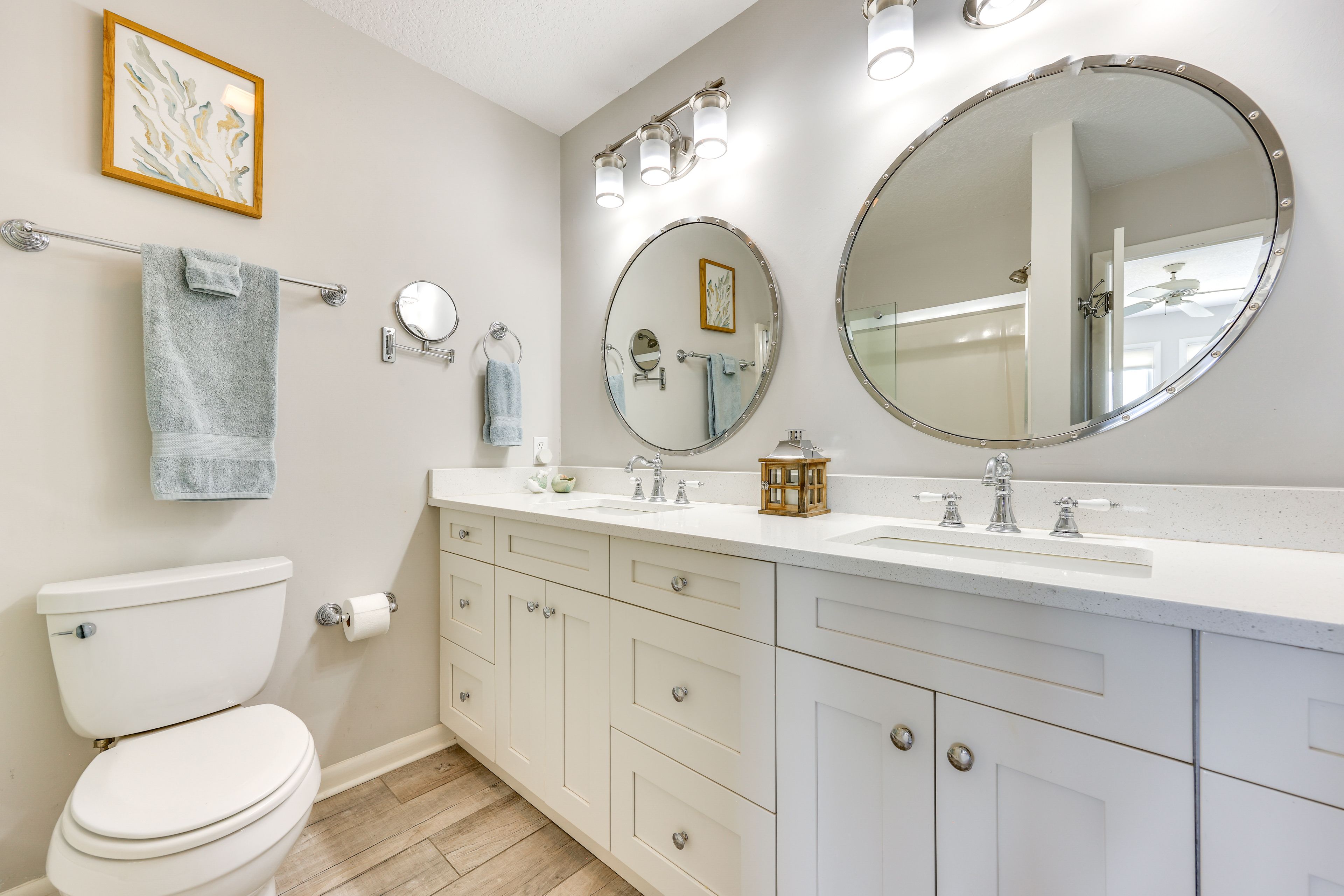 Full Bathroom | Towels Provided | Complimentary Toiletries | 2nd Floor