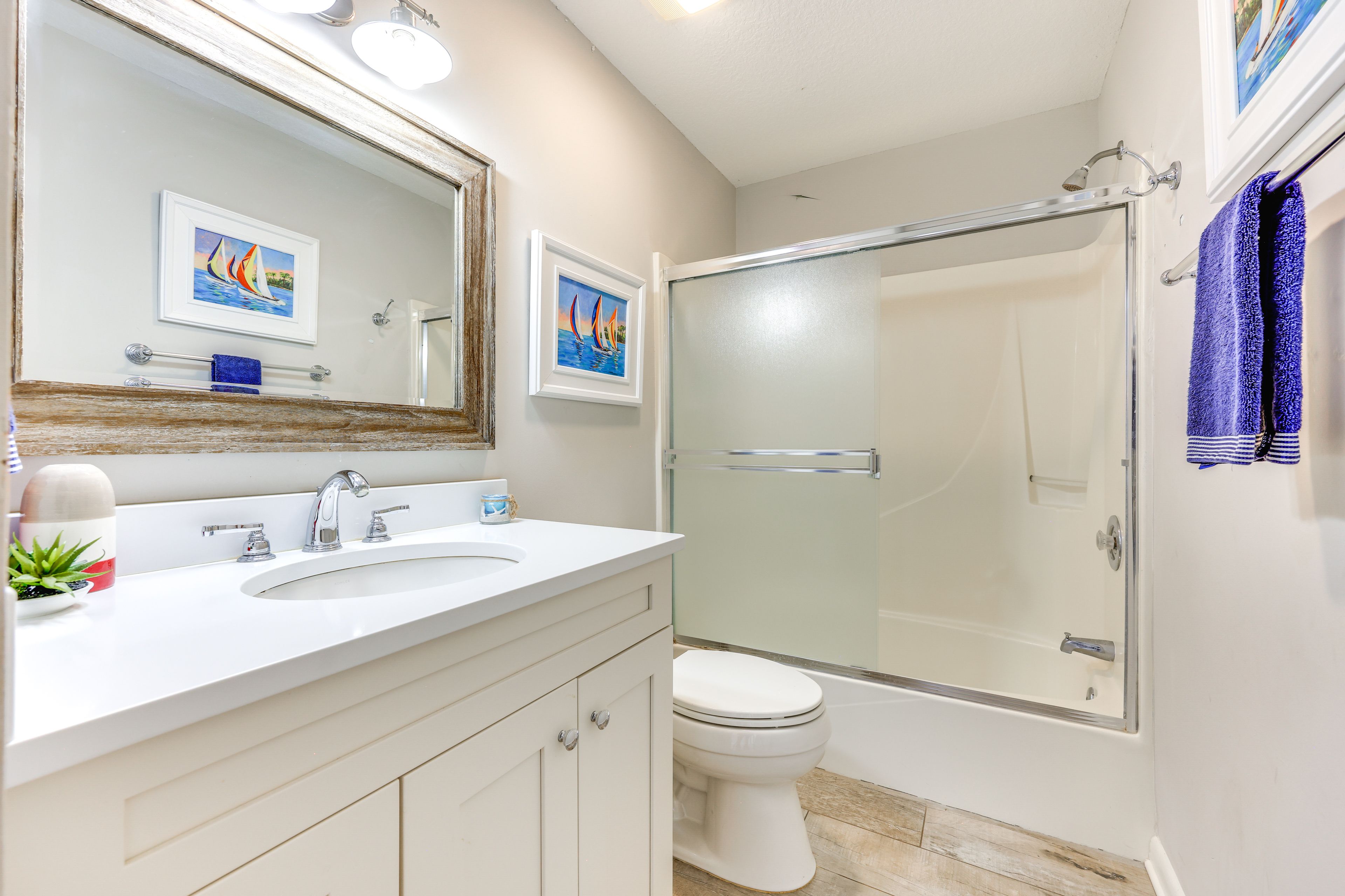 Full Bathroom | 2nd Floor