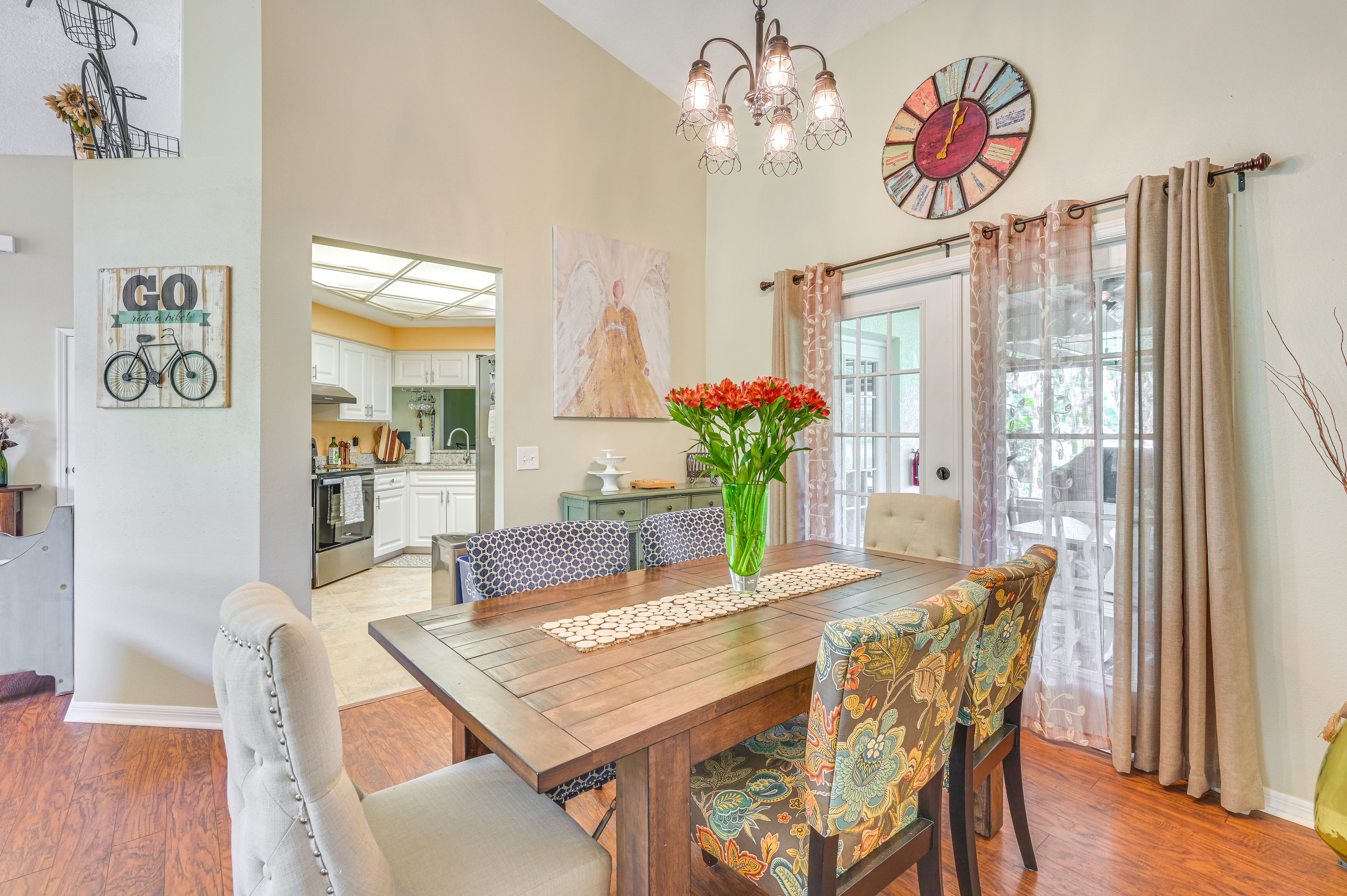 Dining Area | Dishware/Flatware | Free WiFi