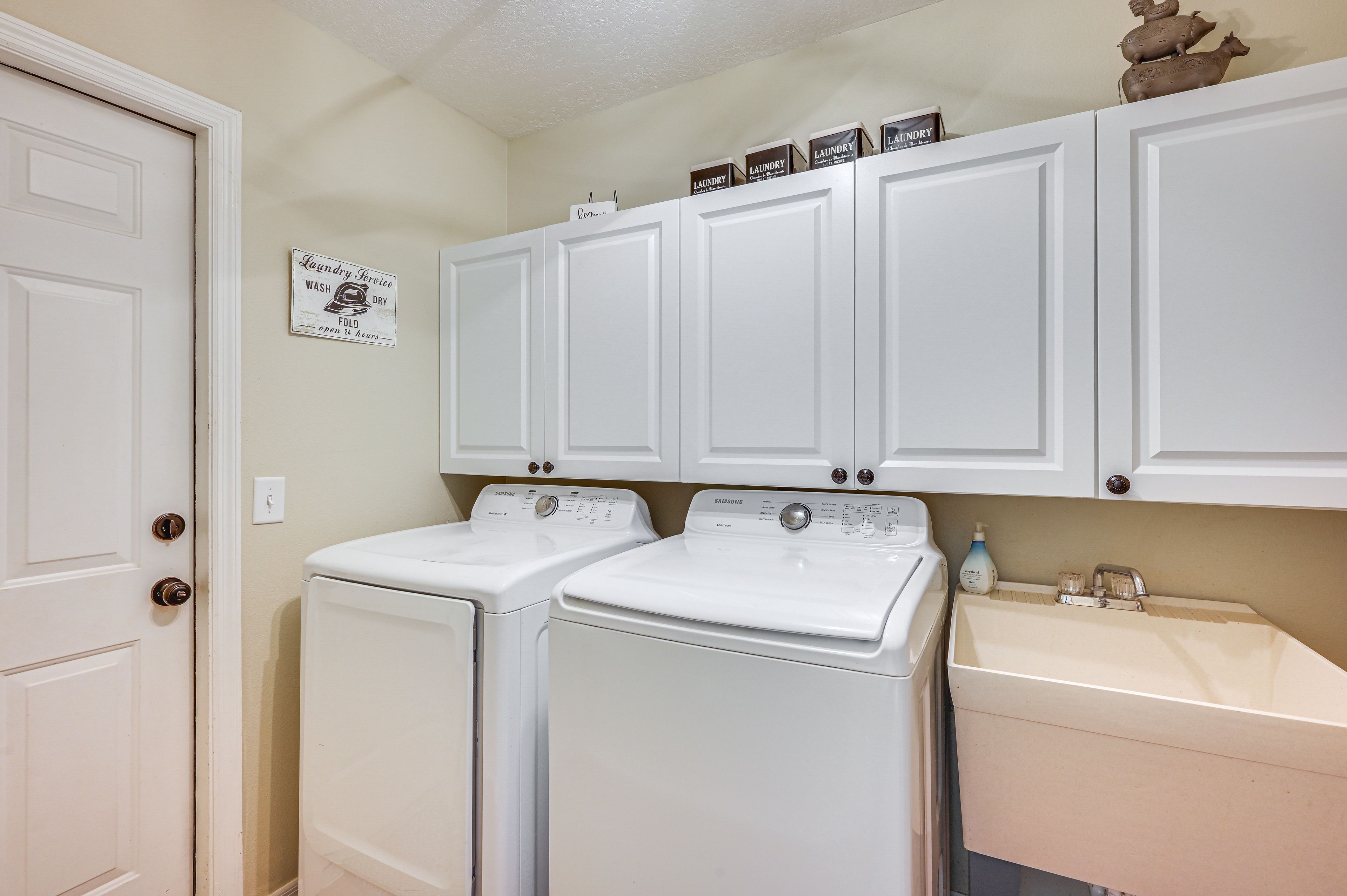 Laundry Area | Garage | Washer/Dryer | Trash Bags/Paper Towels