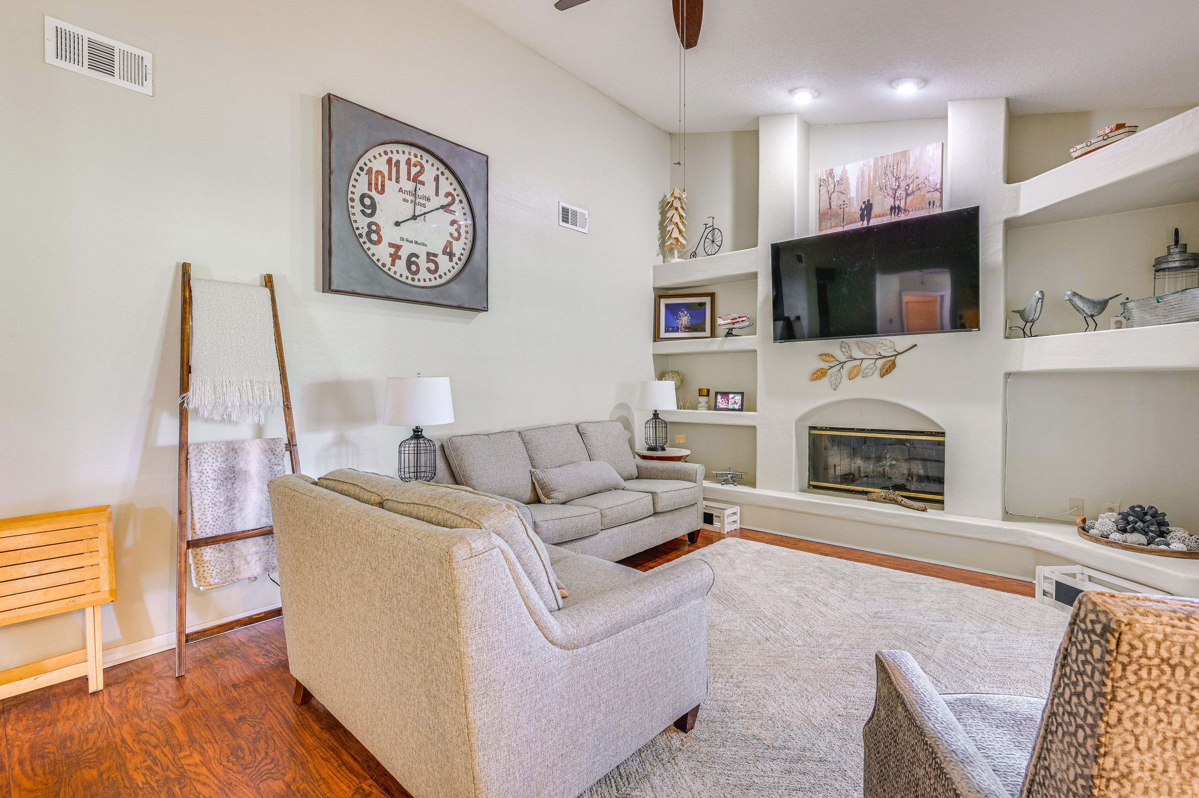 Living Room | Flat-Screen TV | Fireplace