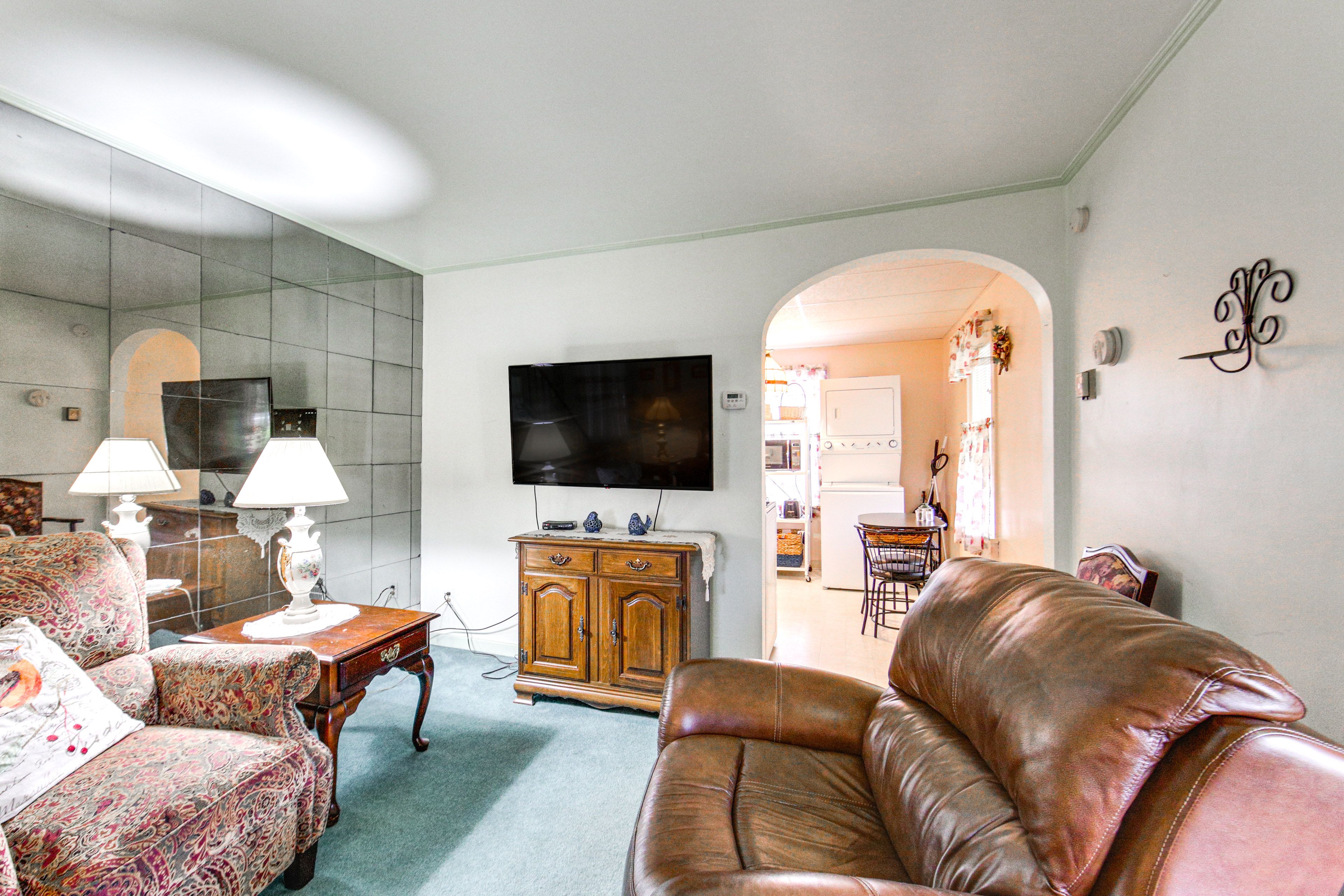 Living Room | Free WiFi | Central Heating & A/C | Smart TV | 1st Floor