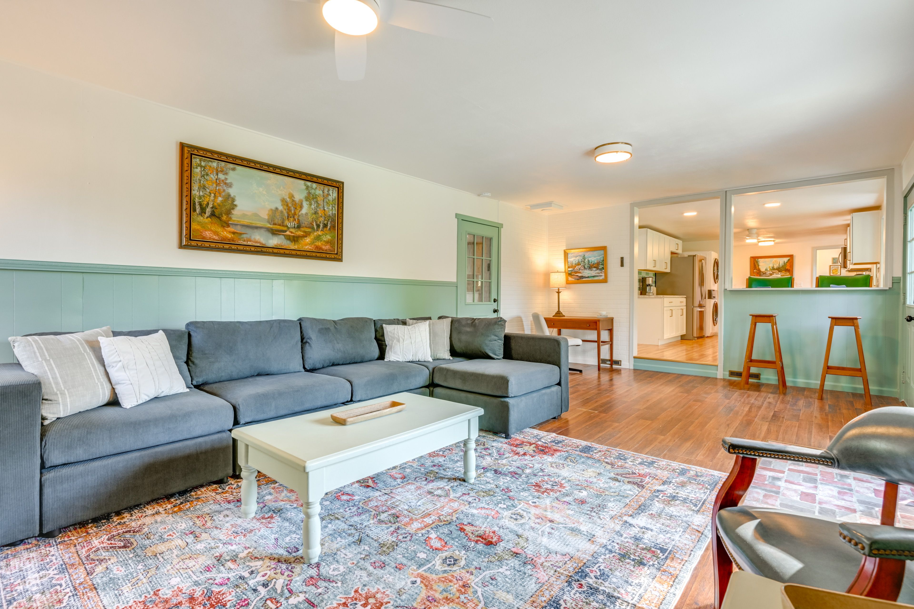 Living Room | Free WiFi | Central Heating & A/C | Smart TV