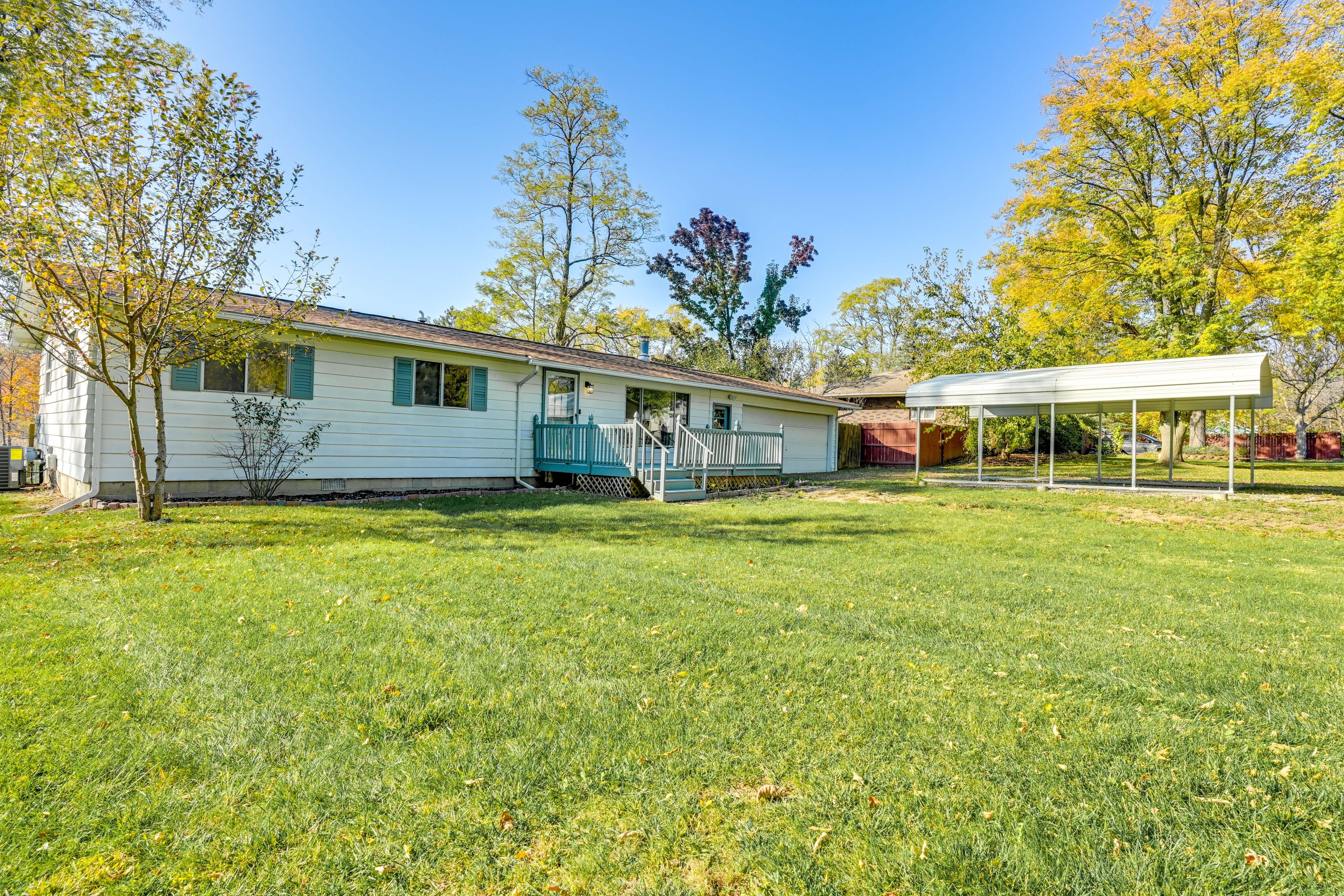 Exterior | Driveway (4 Vehicles) | Small RV/Boat Trailer Allowed