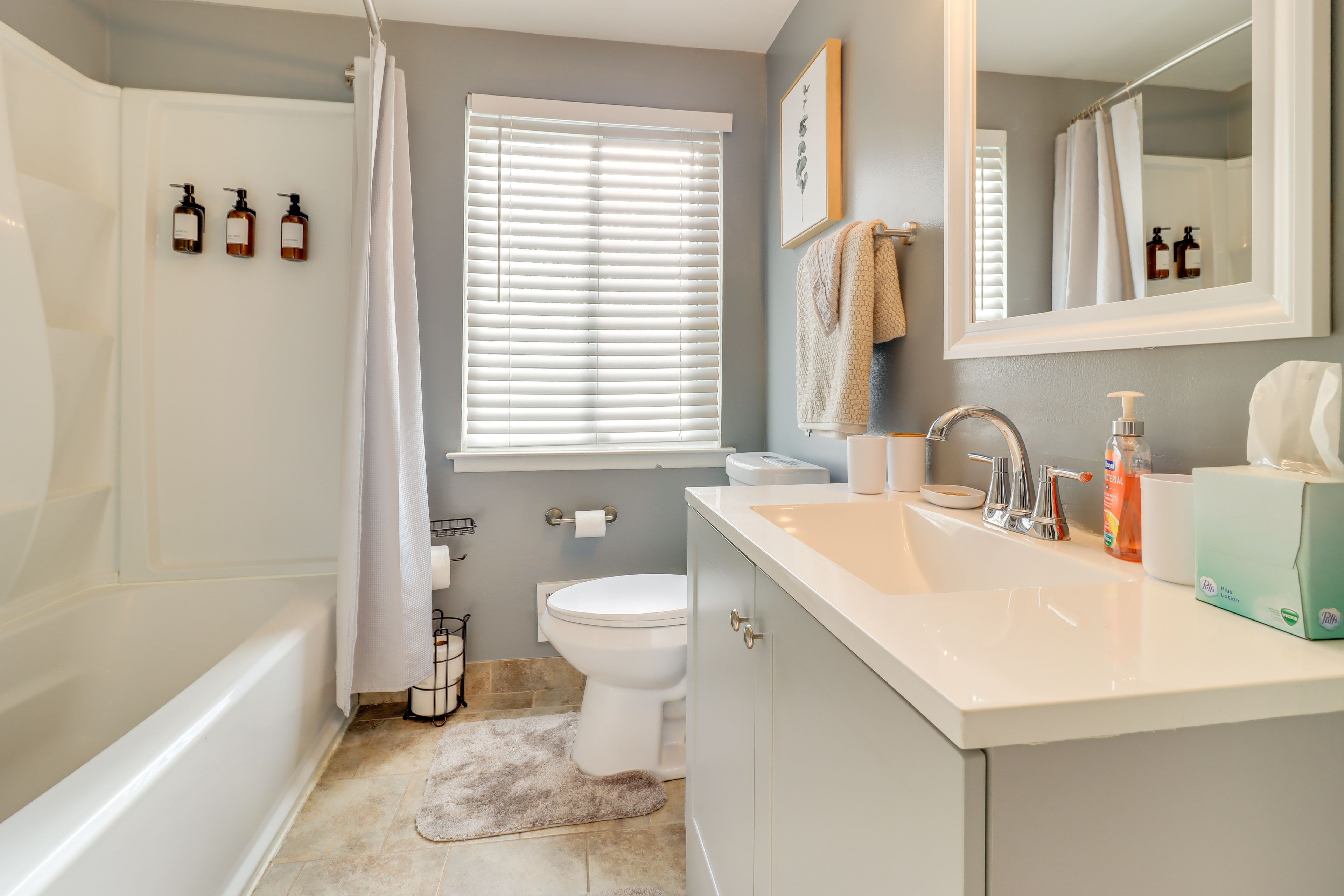 Full Bath | Towels | Hair Dryer | Complimentary Toiletries | Upper Level