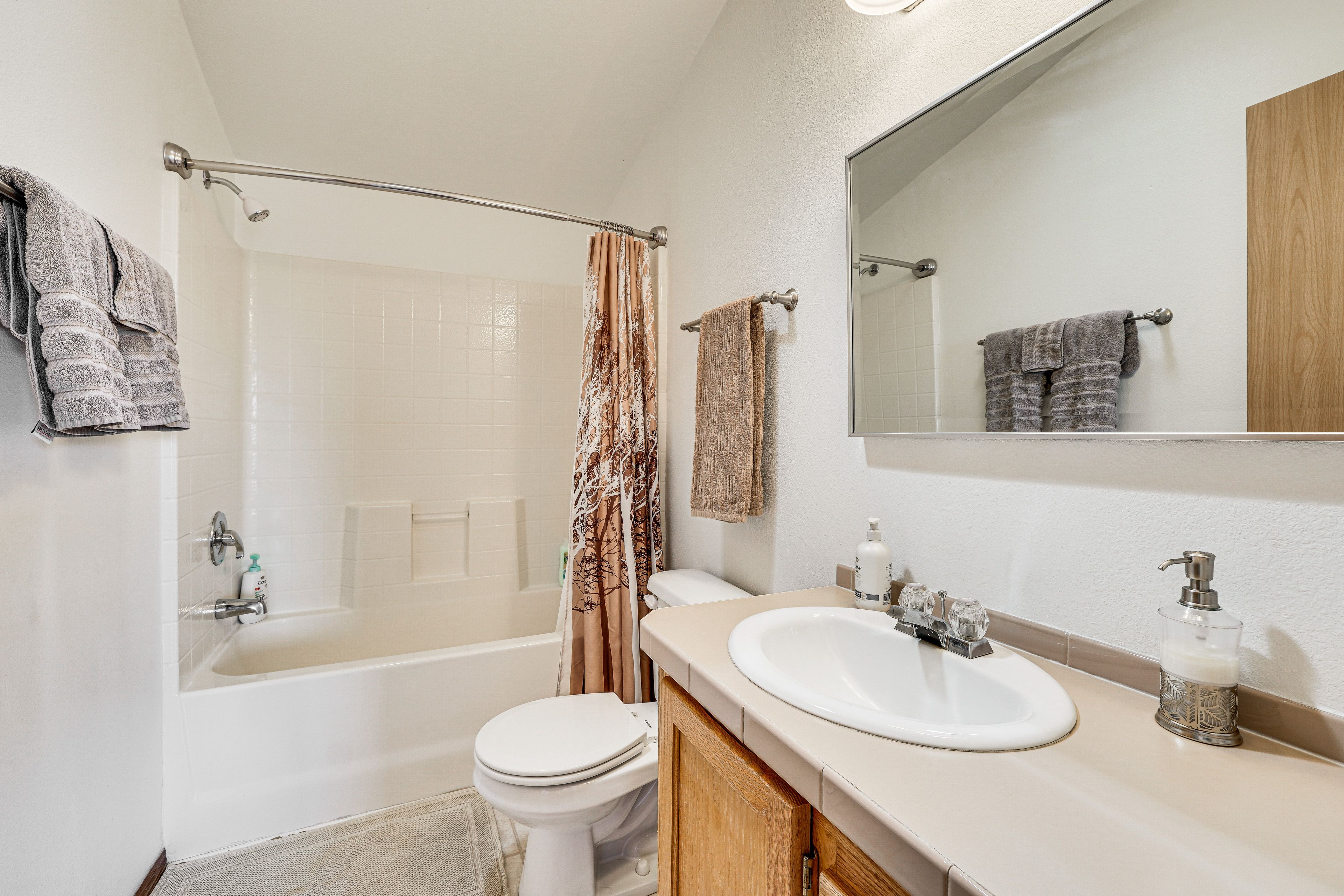 Full Bathroom | Complimentary Toiletries