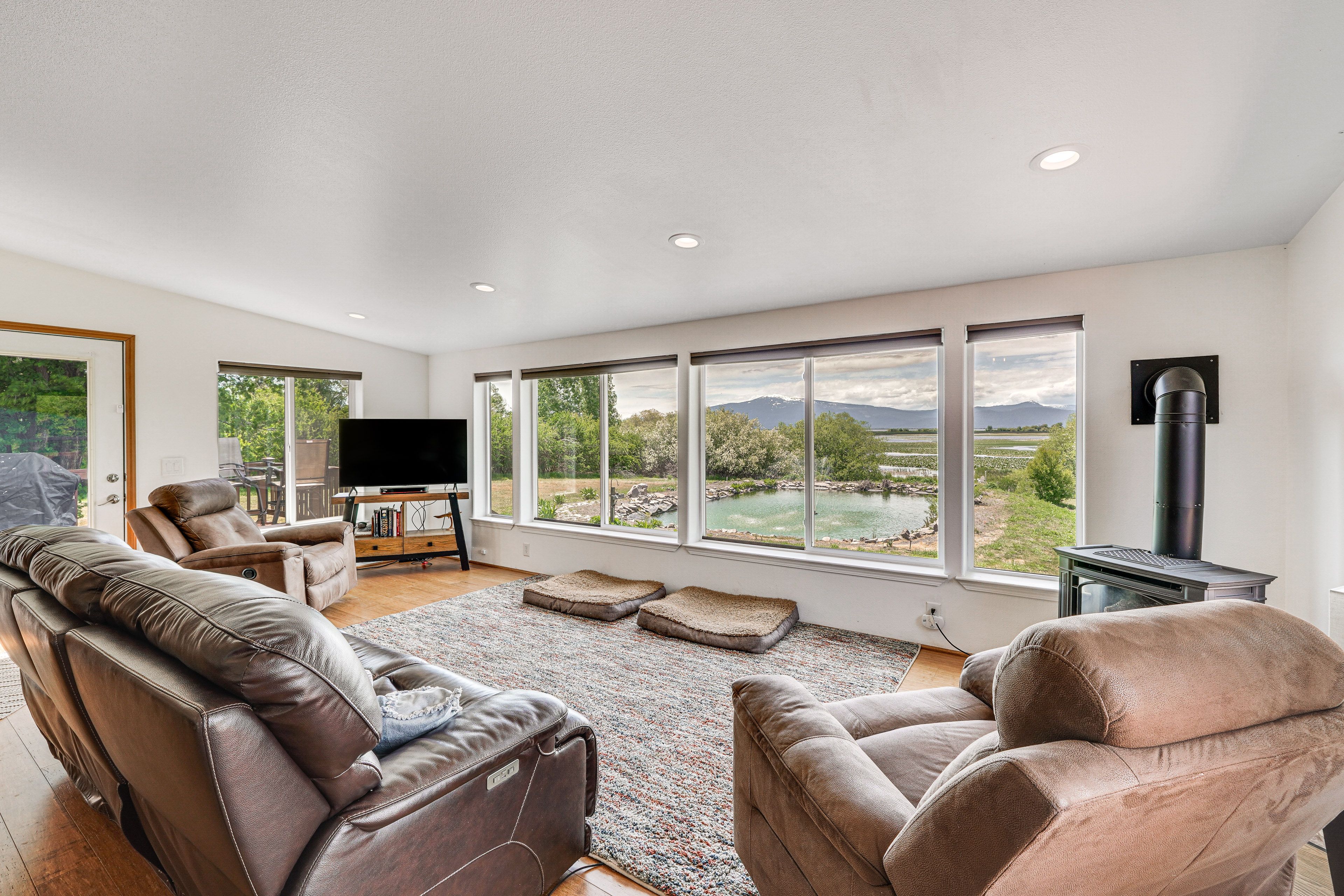 Chiloquin Vacation Rental | 3BR | 2BA | 3 Steps to Enter | 1,797 Sq Ft