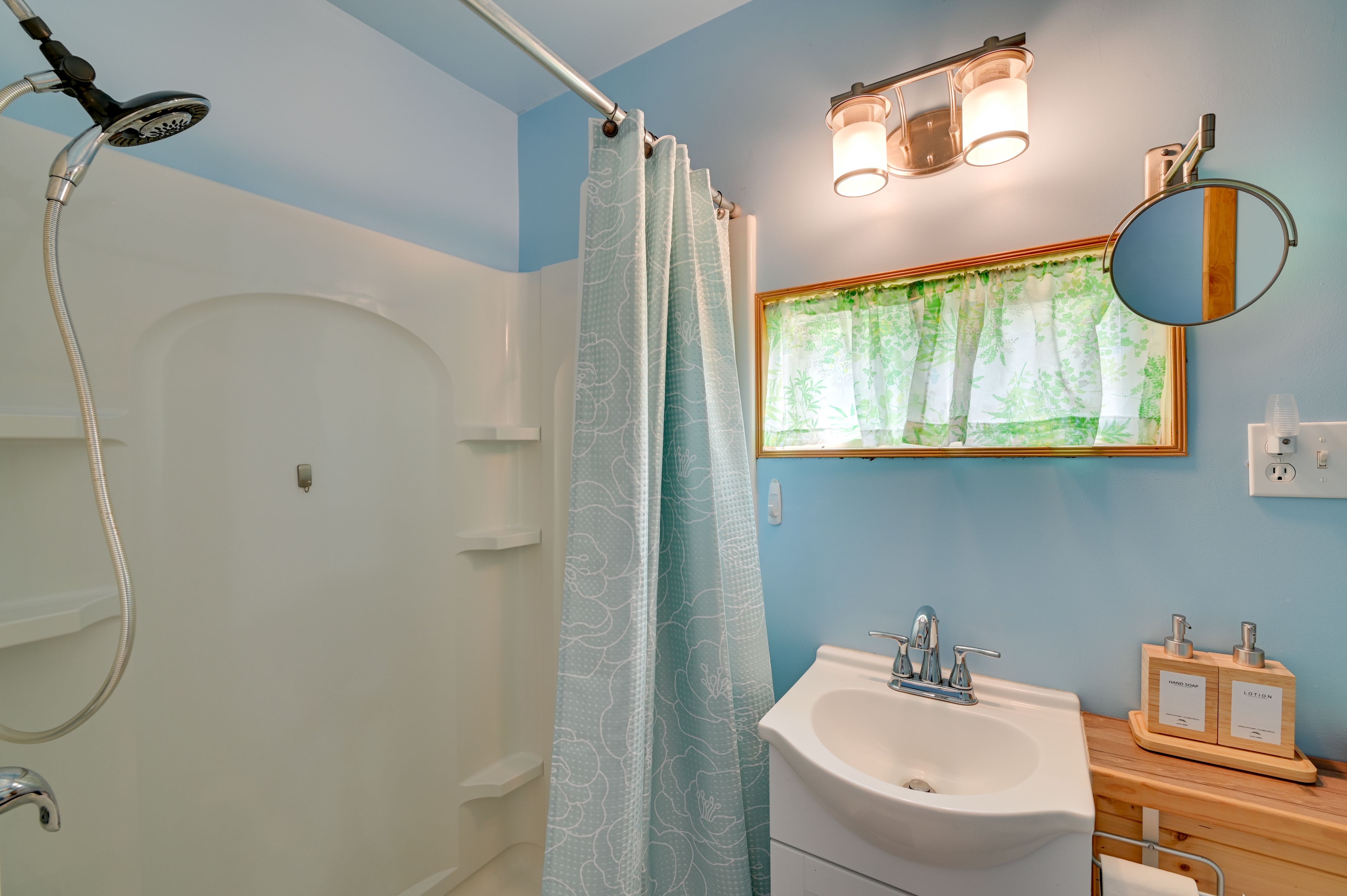 Full Bathroom | Towels Provided | Complimentary Toiletries