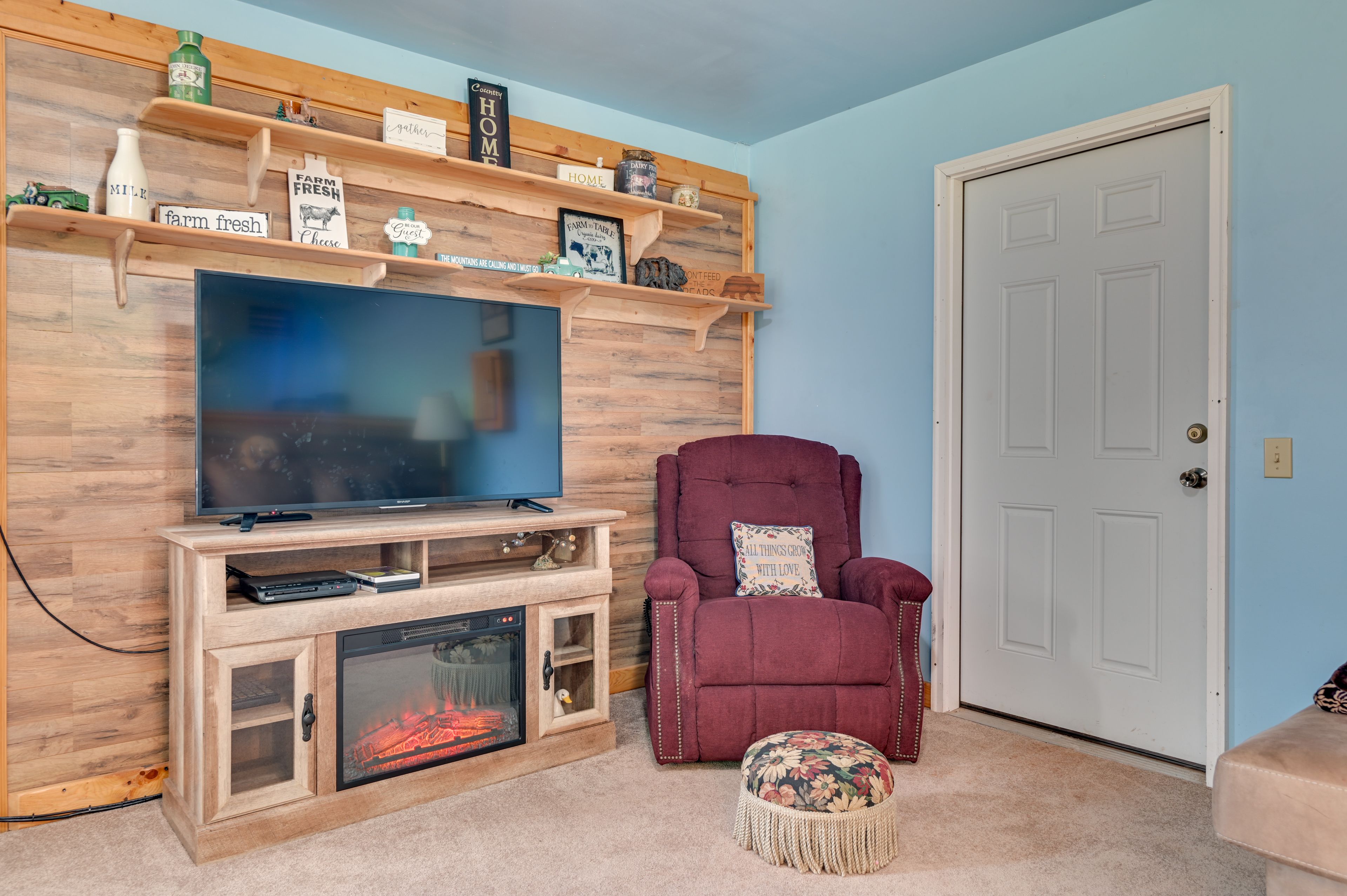 Studio | Free WiFi | Smart TV | Electric Fireplace