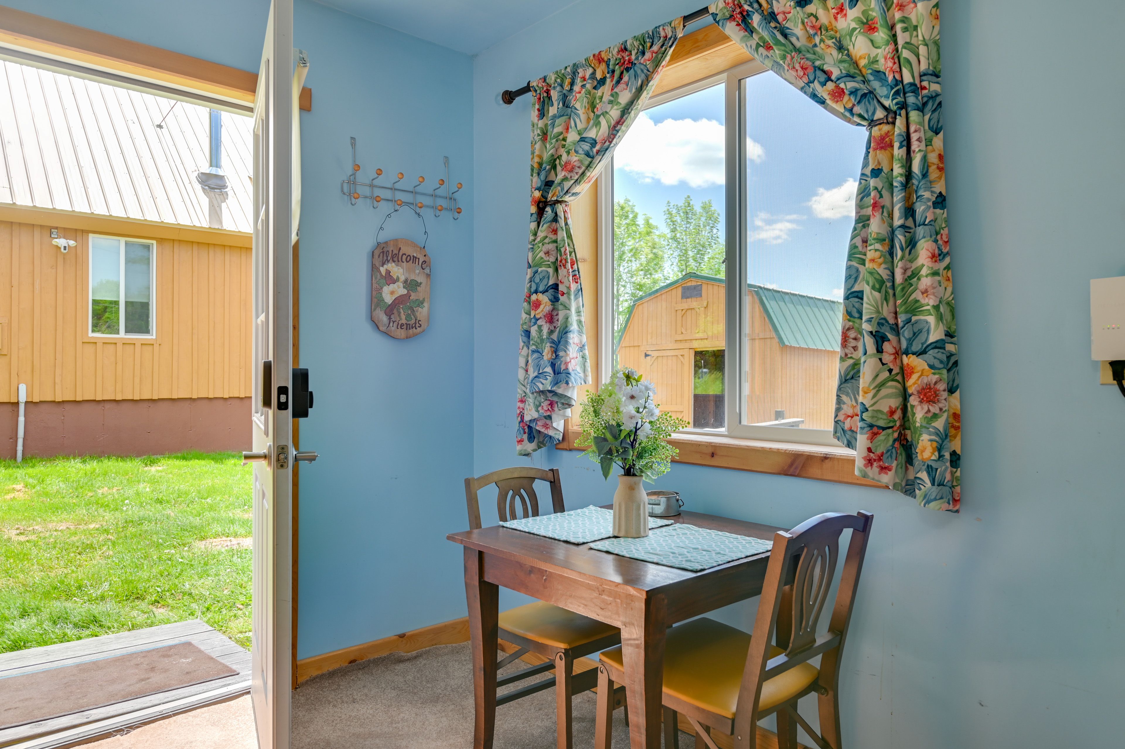 Dining Area | Dishware & Flatware Provided | Central Heat