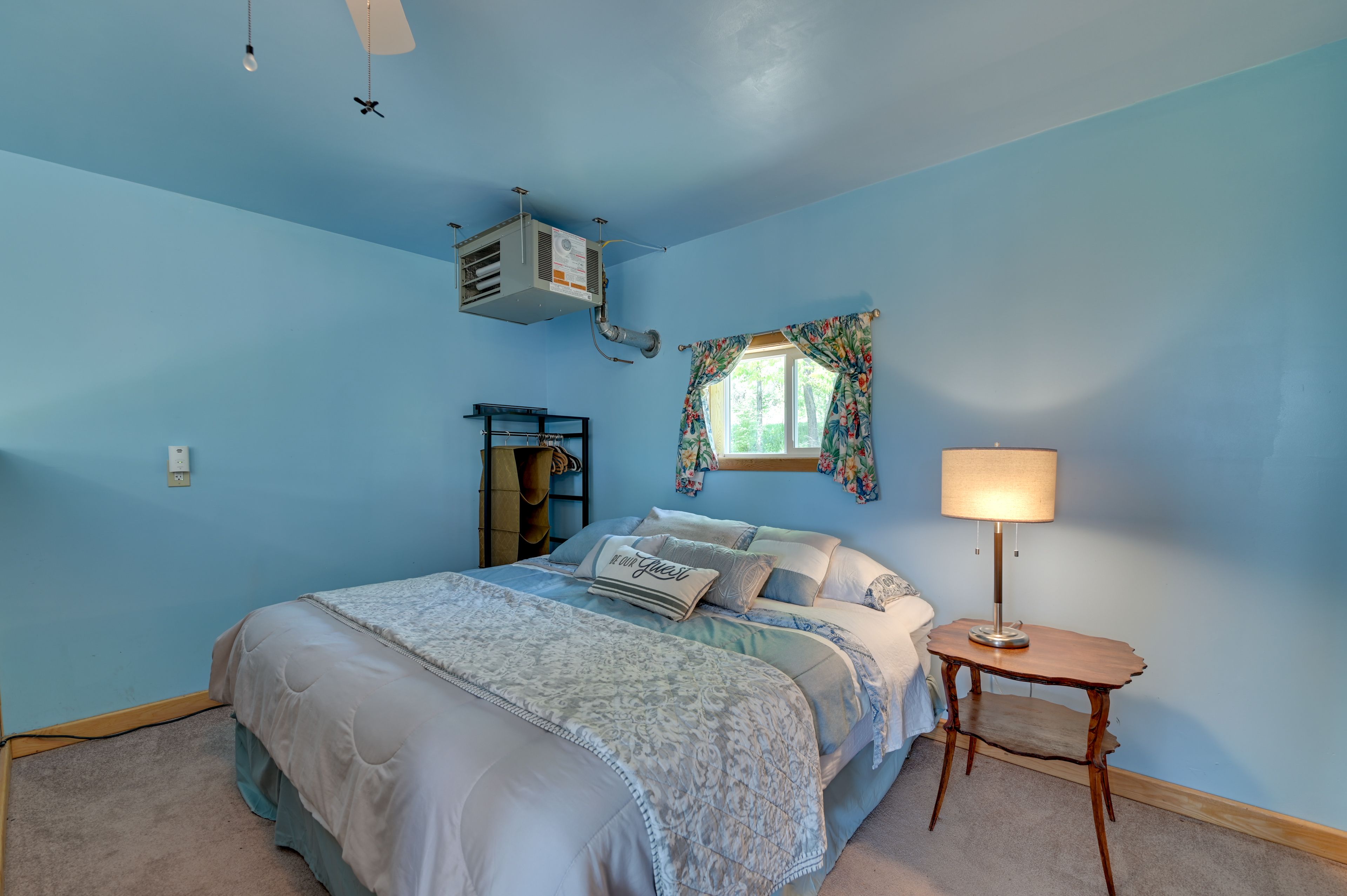Studio | King Bed | Linens Provided