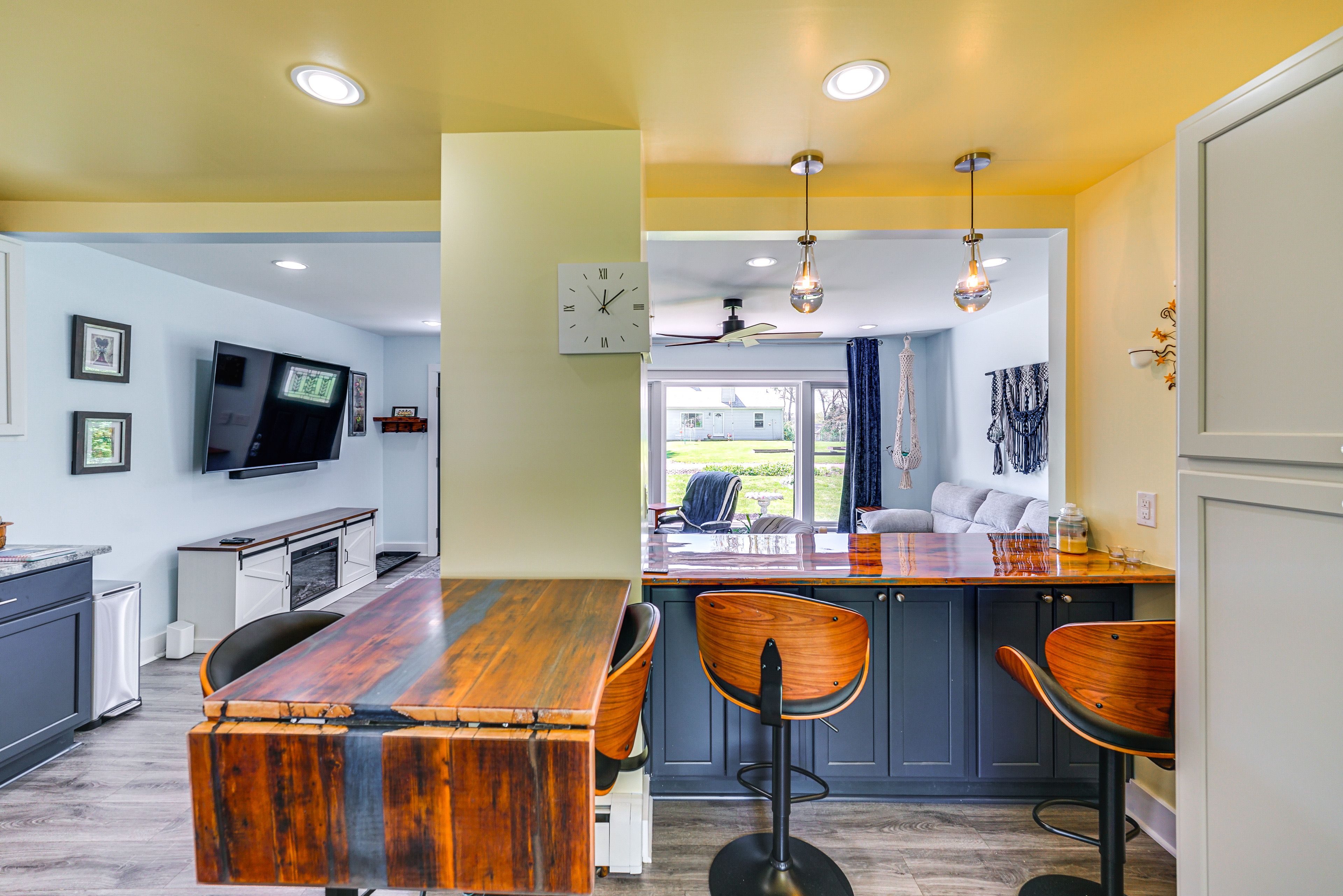 Dining Area | Dishware & Flatware Provided