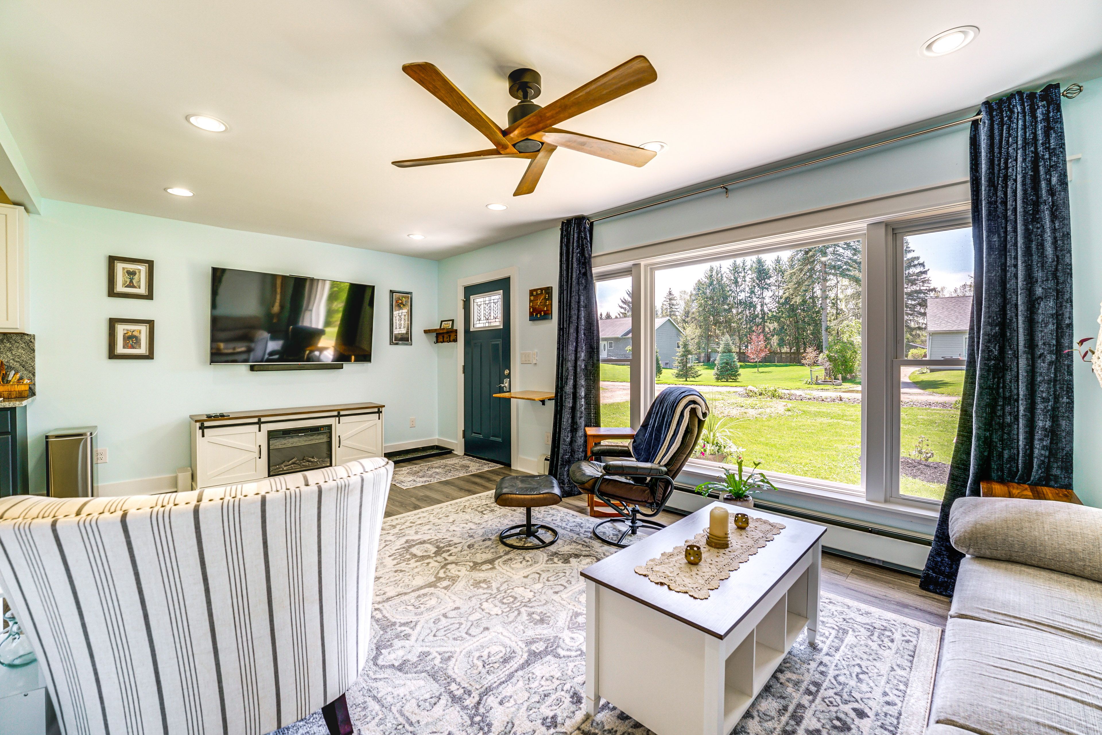 Living Room | Free WiFi | Smart TV | Electric Fireplace