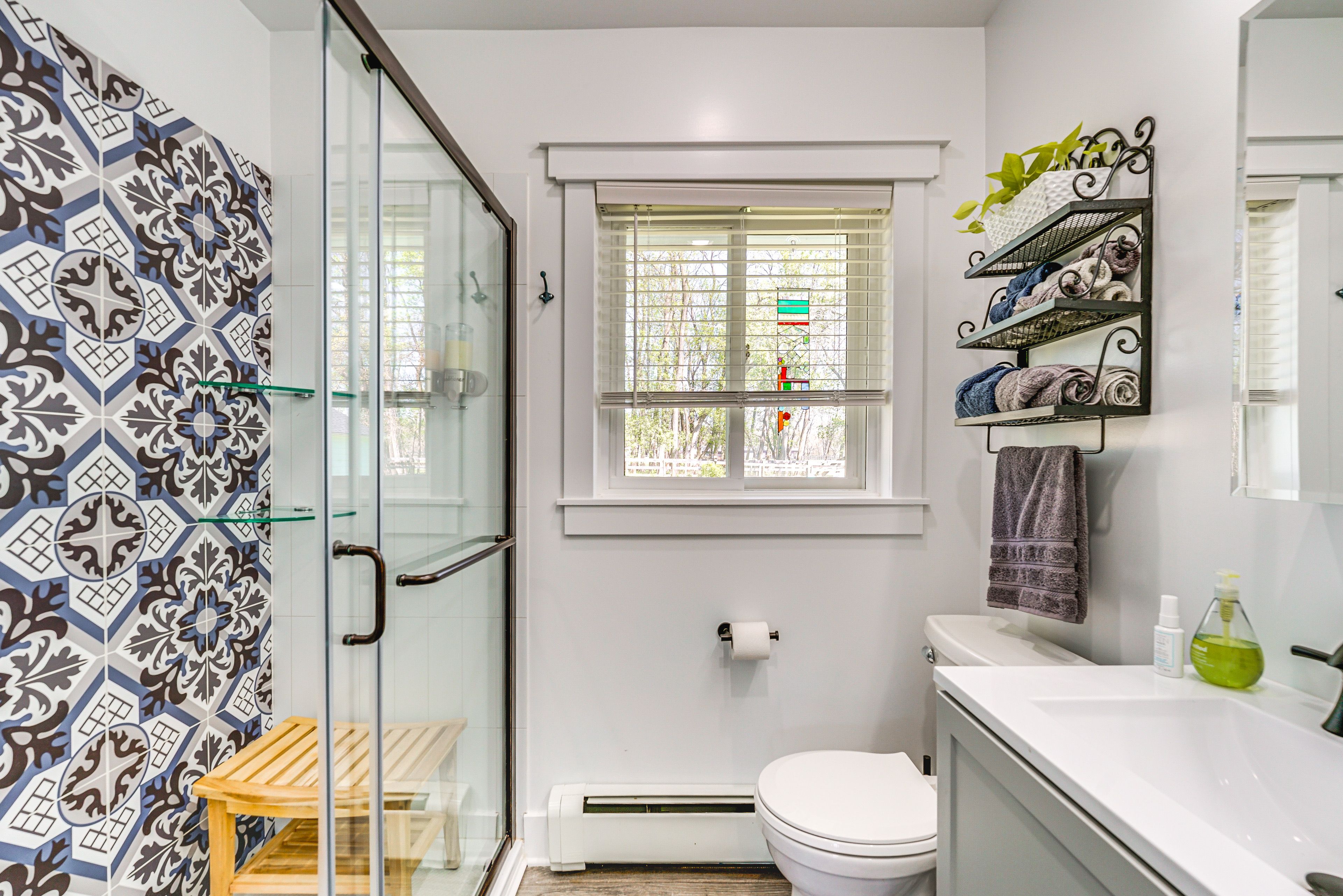 Full Bathroom | Towels Provided | Complimentary Toiletries