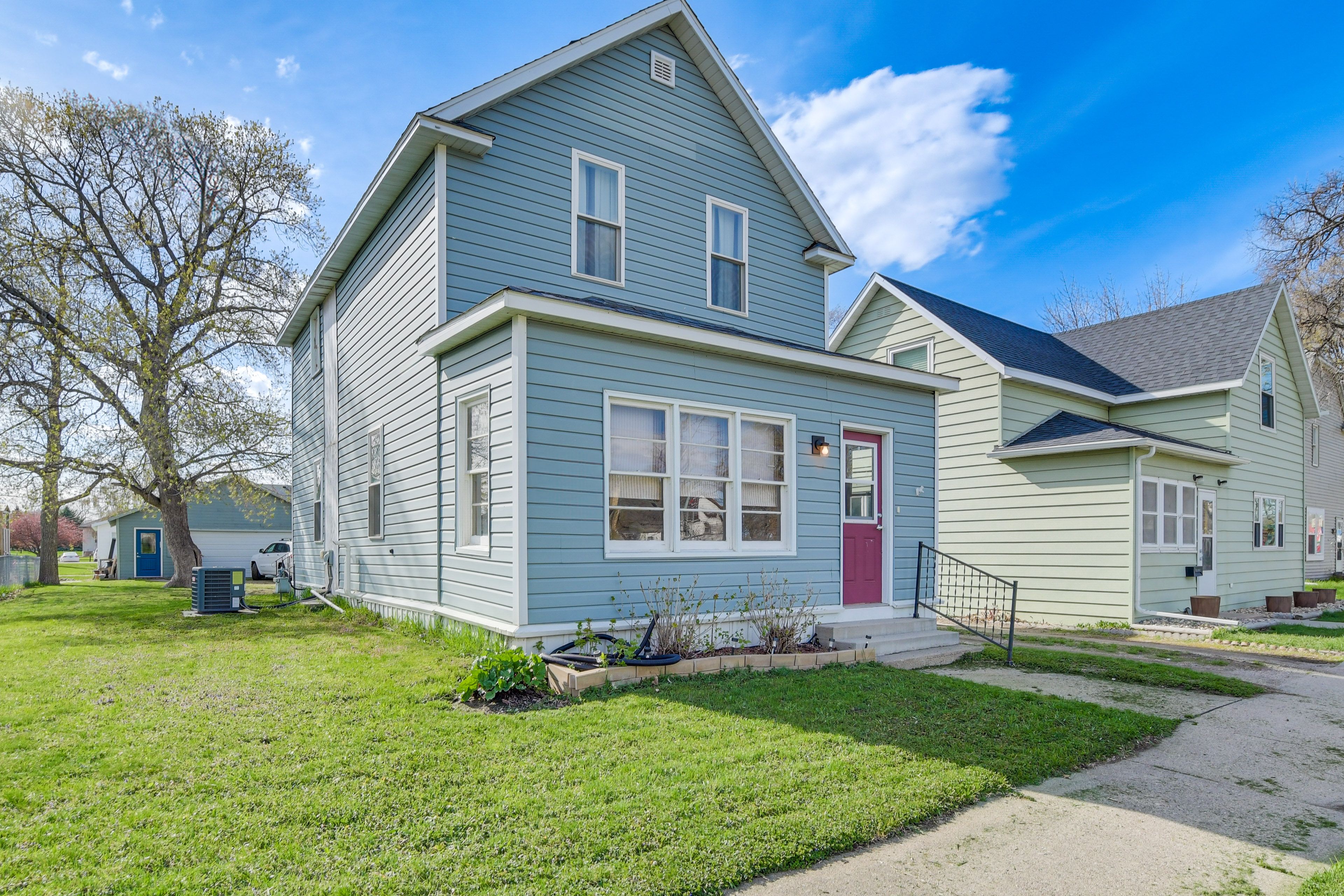 Home Exterior | Walk to Cottonwood Golf Club
