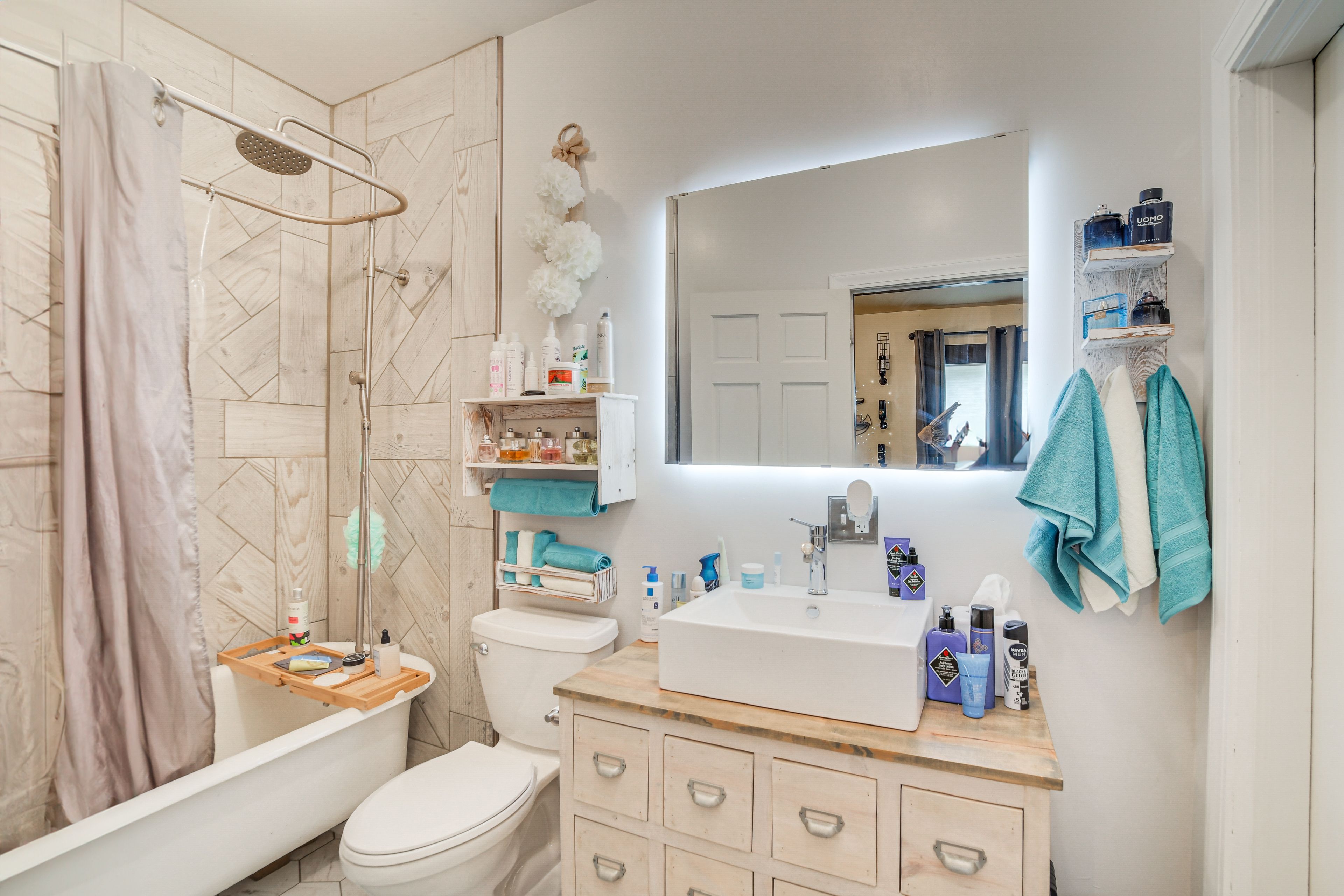Full Bathroom | 1st Floor | Complimentary Toiletries