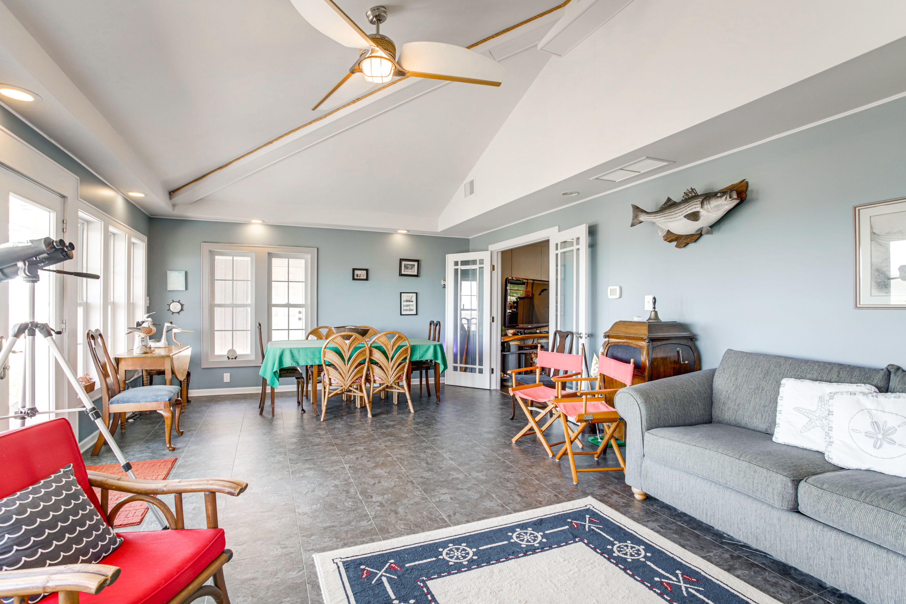 Living Room | Free WiFi | Telescope | Bay View
