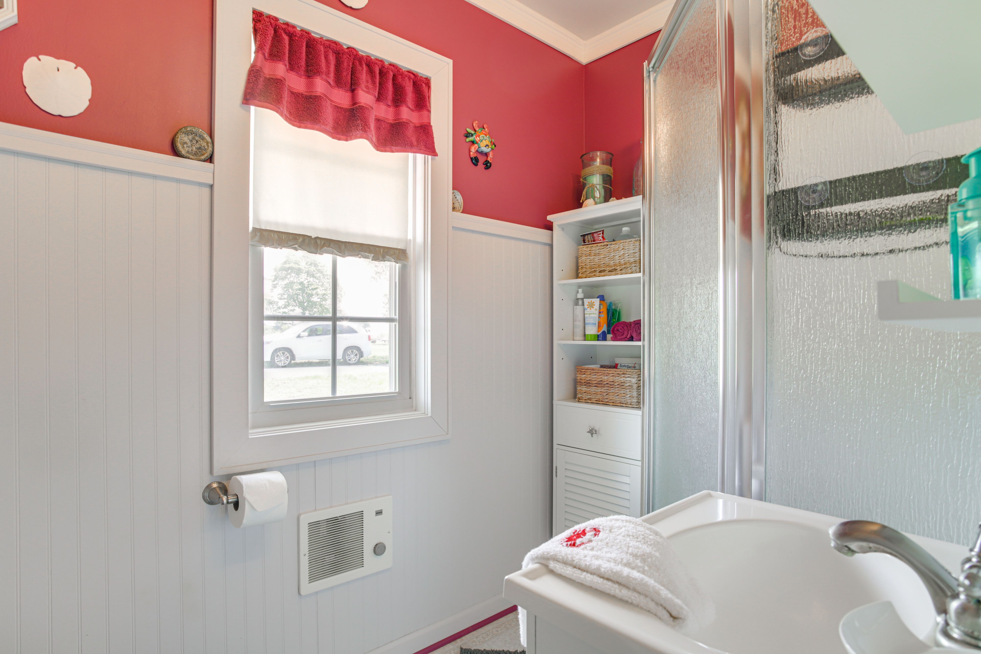 Full Bathroom | Towels Provided | Complimentary Toiletries
