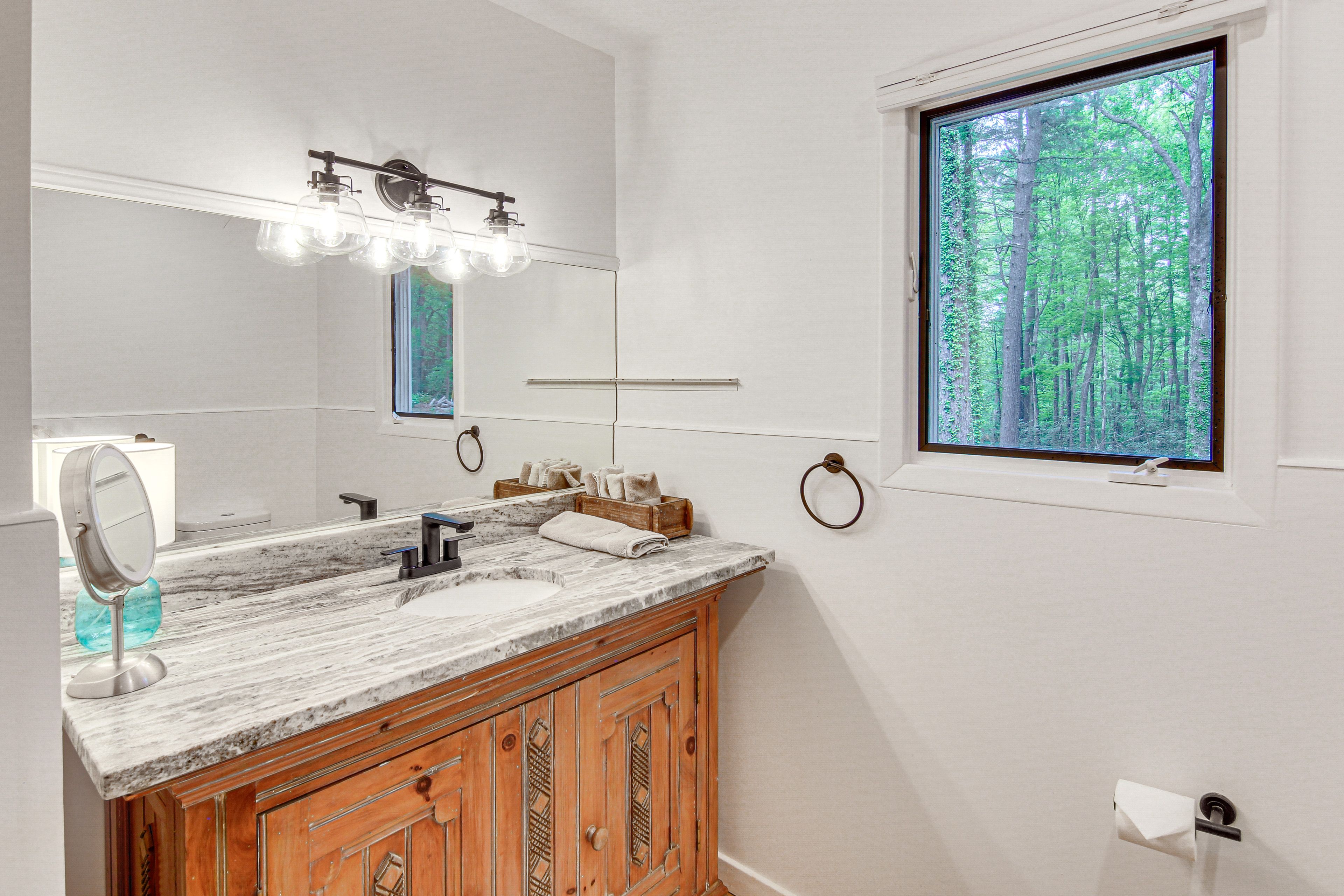 Full Bathroom | Complimentary Toiletries
