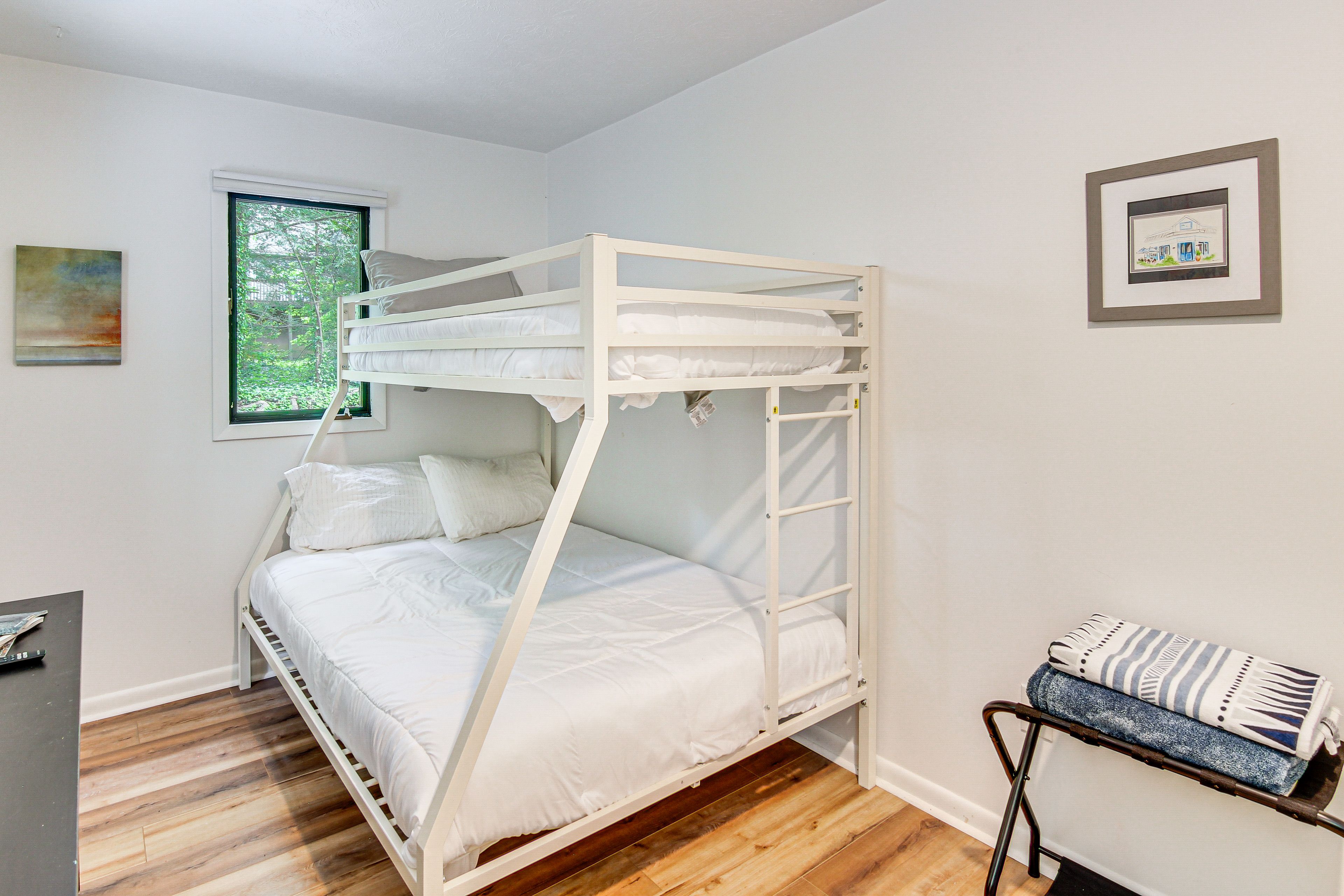 Bedroom 3 | Twin/Full Bunk Bed | Desk
