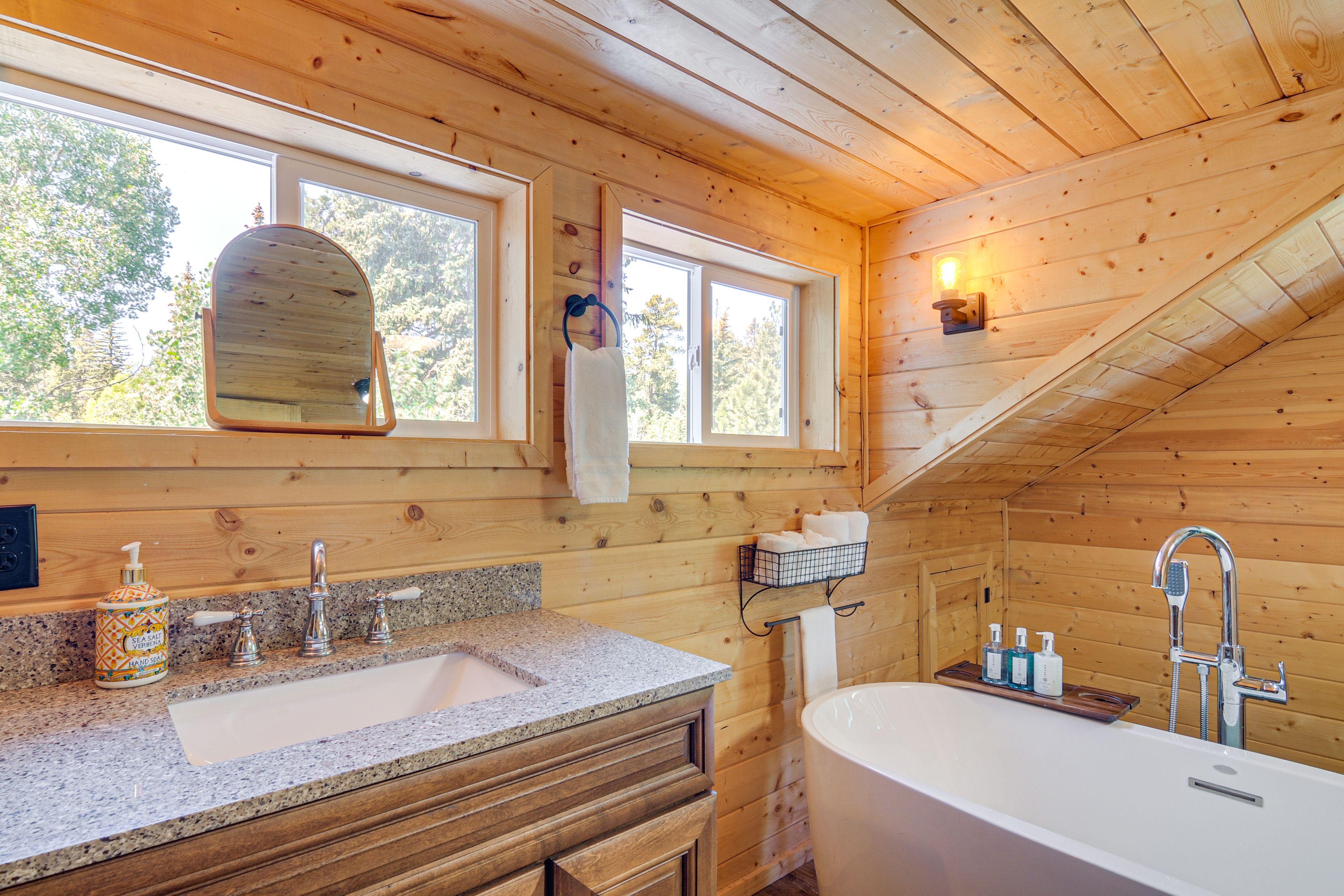 Full Bathroom | Complimentary Toiletries | 2nd Floor