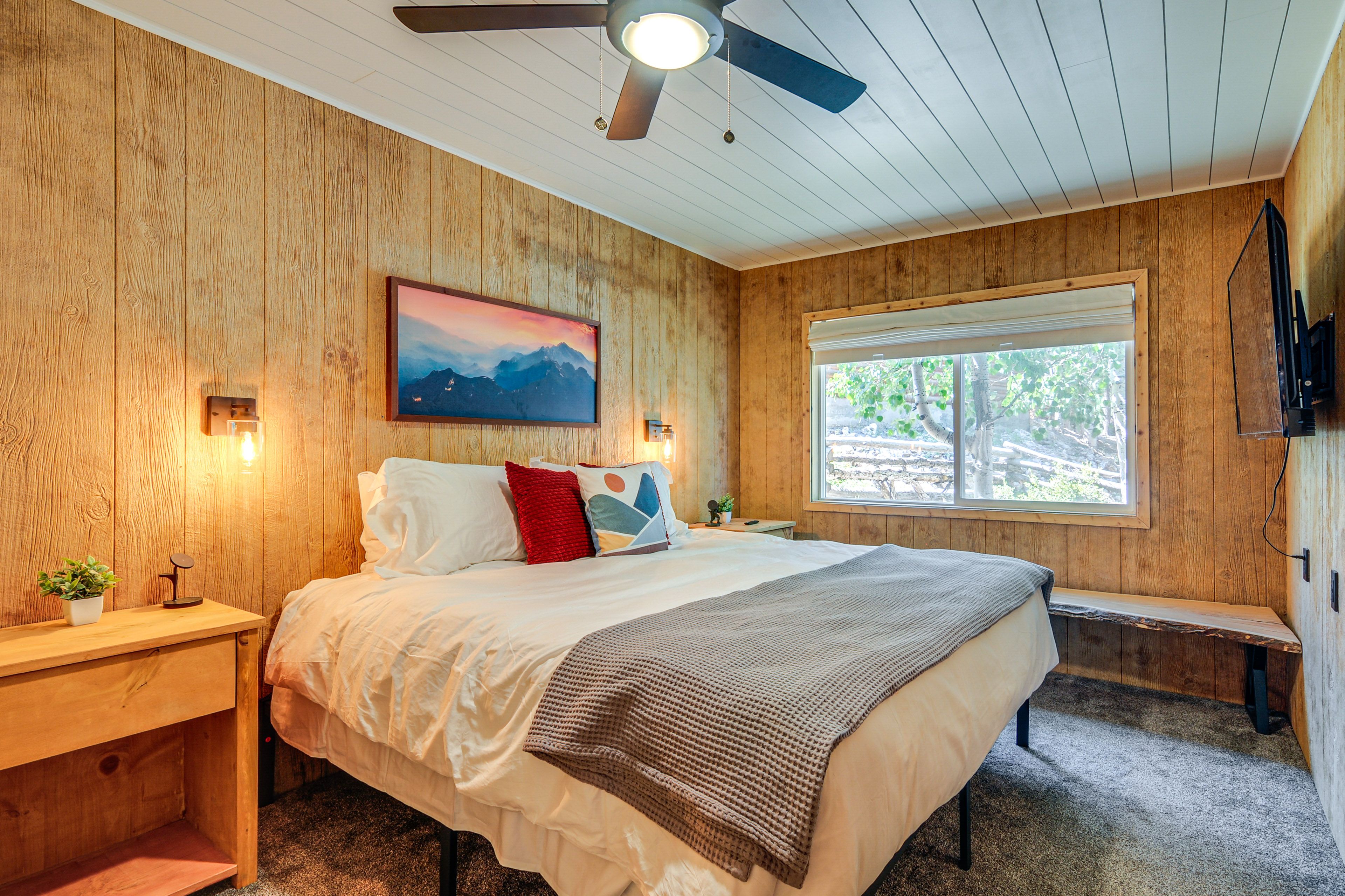 Bedroom 1 | Queen Bed | Linens Provided | 1st Floor