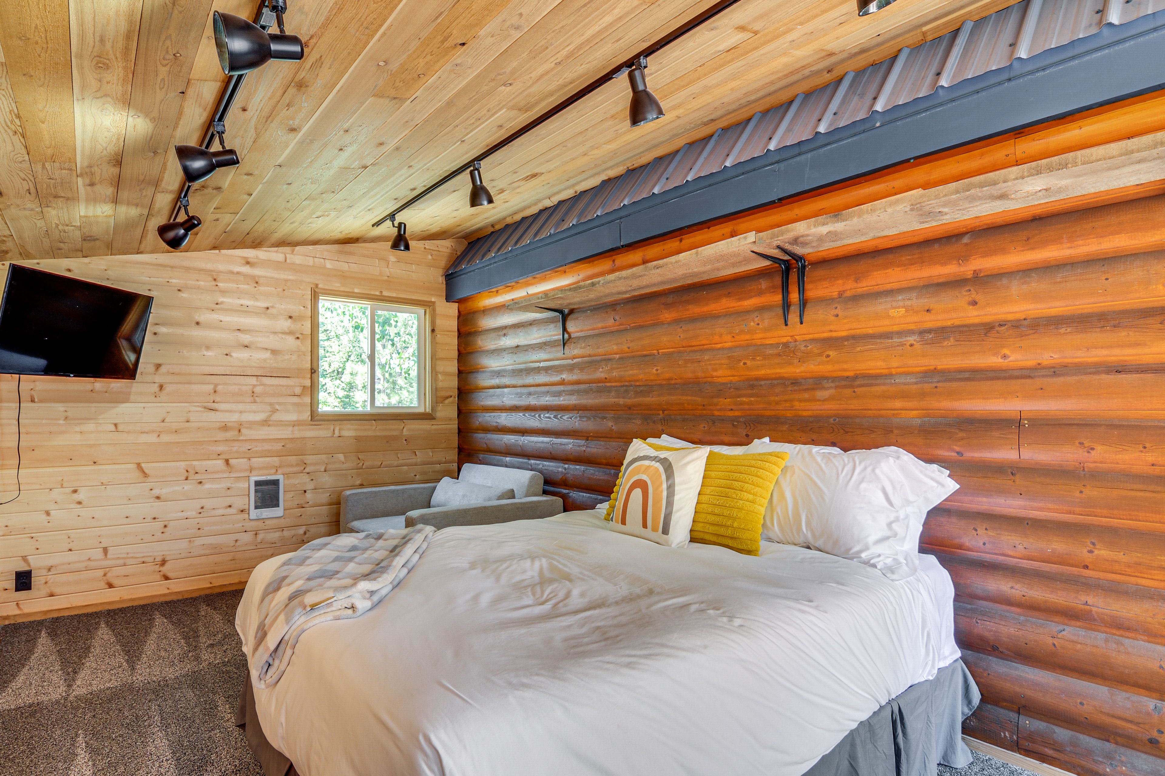 Bedroom 4 | Queen Bed | 1st Floor