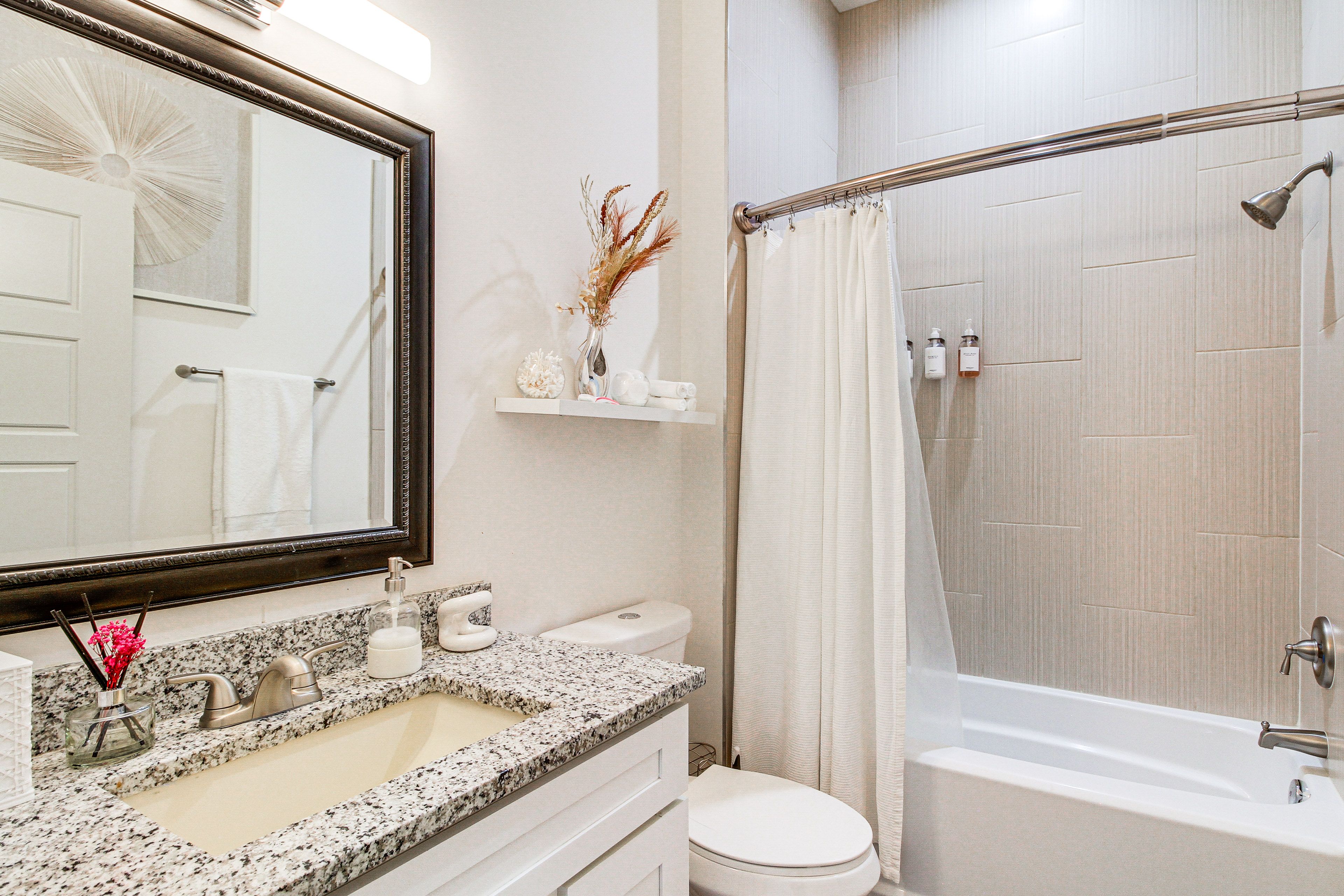 Full Bathroom | Complimentary Toiletries