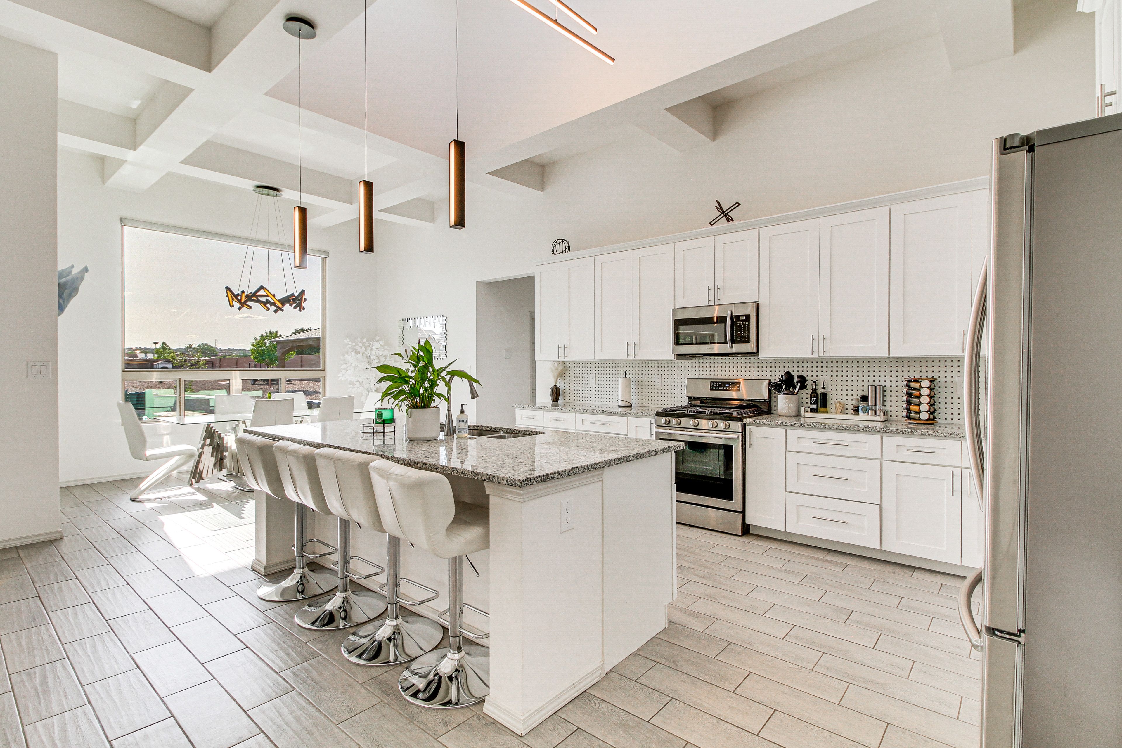 Kitchen & Dining Area | Free WiFi