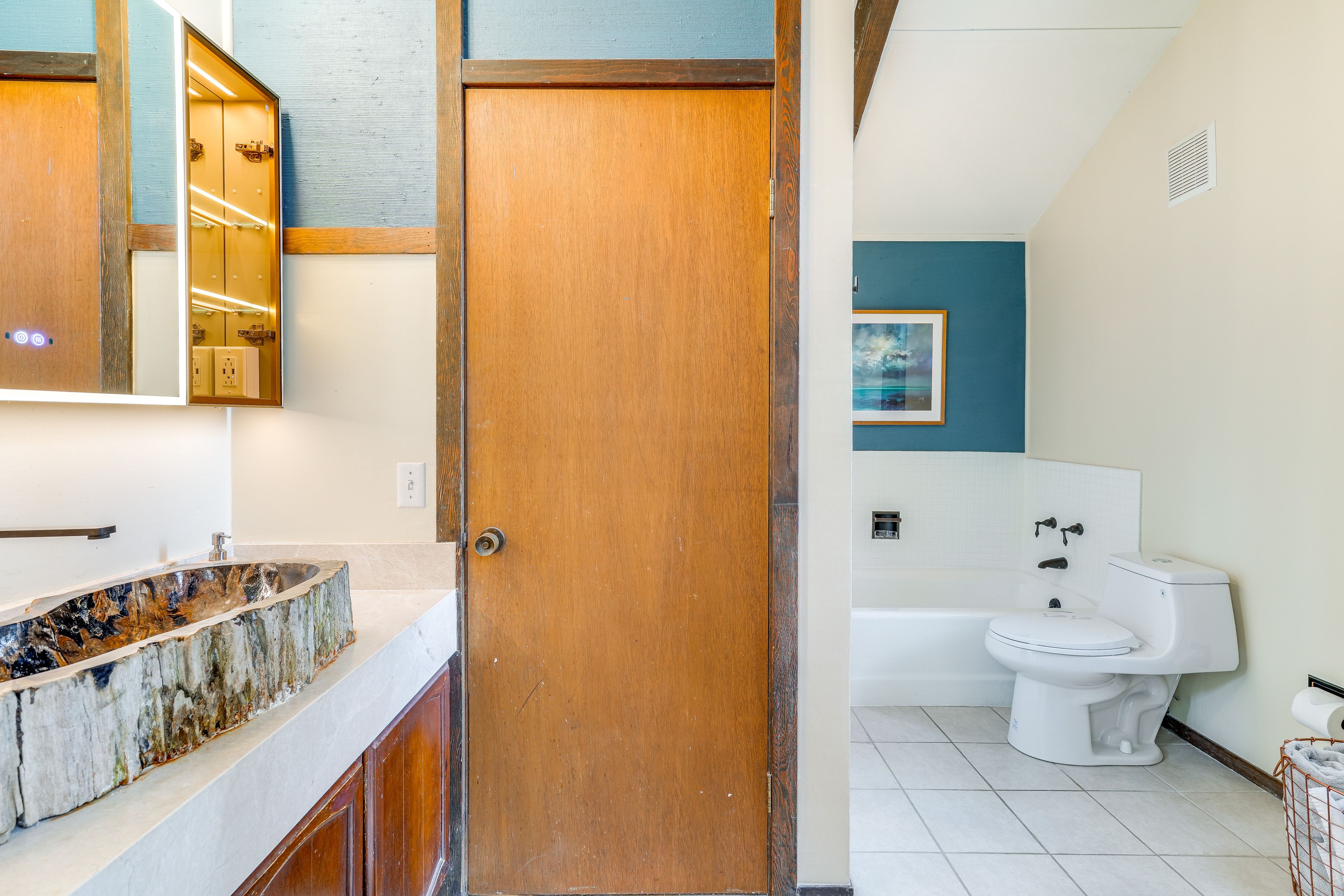 Full Bathroom | Upper Level | Complimentary Toiletries