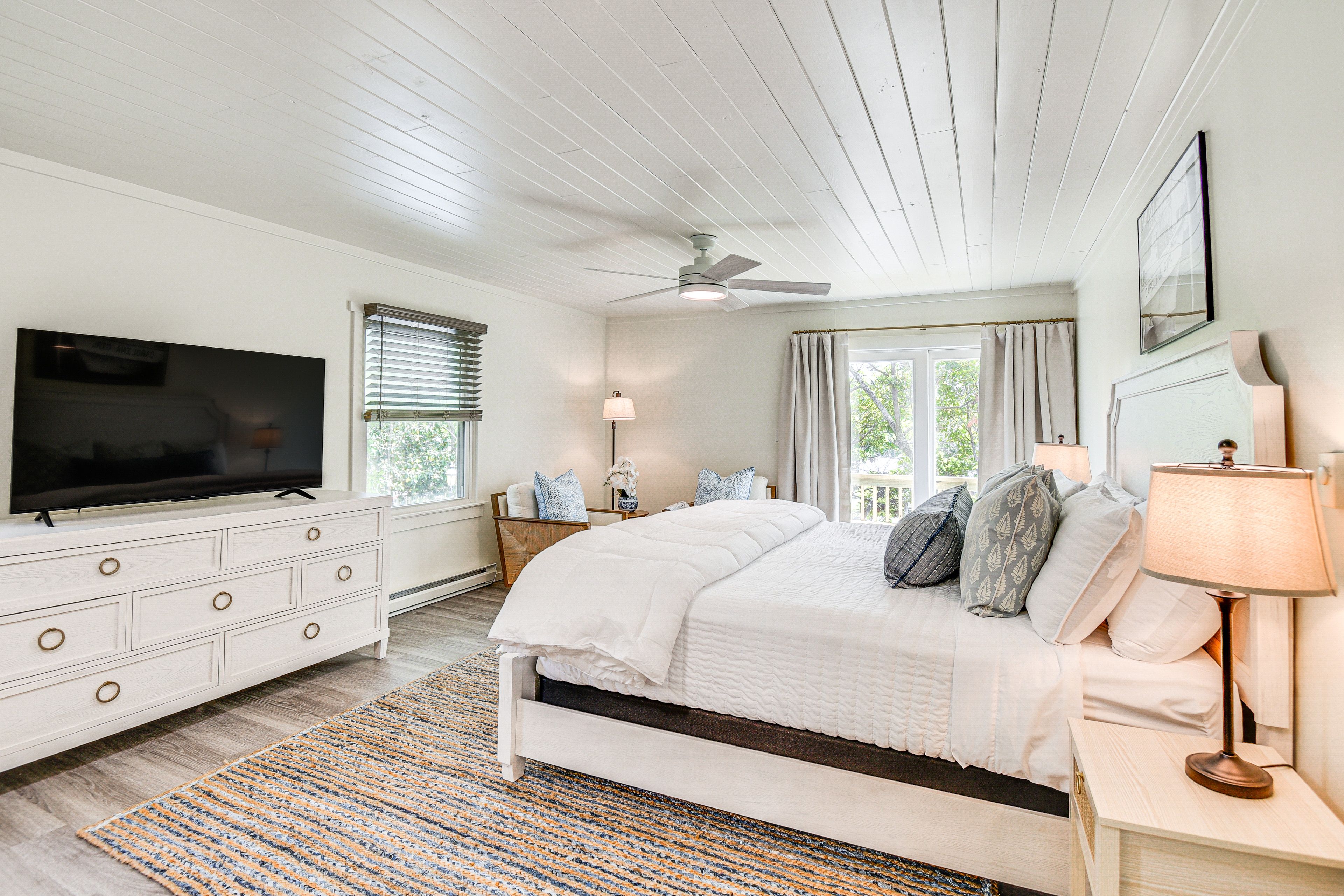 Bedroom 2 | King Bed | Smart TV | Upper Floor