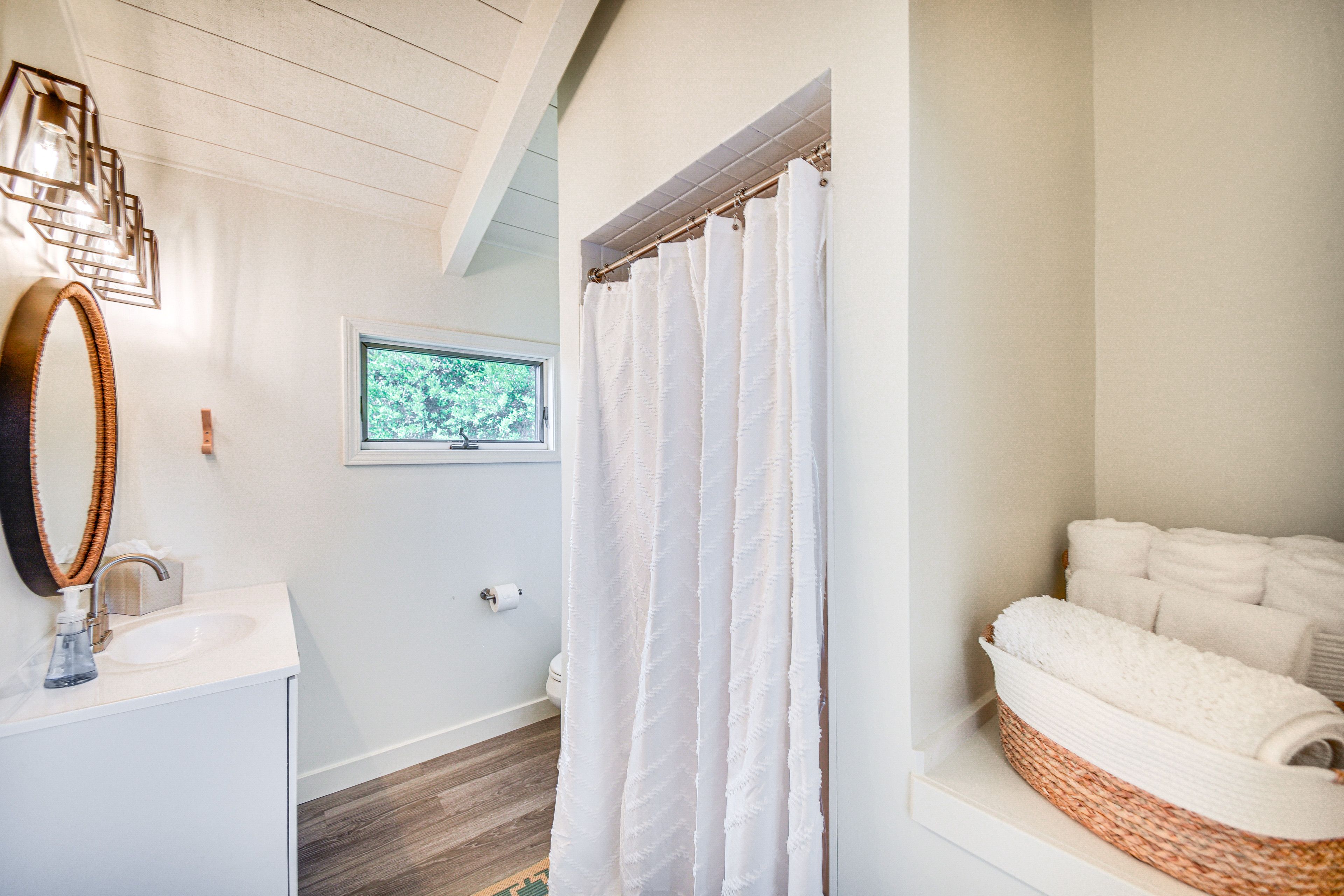 Full Bathroom | Complimentary Toiletries | Main Floor