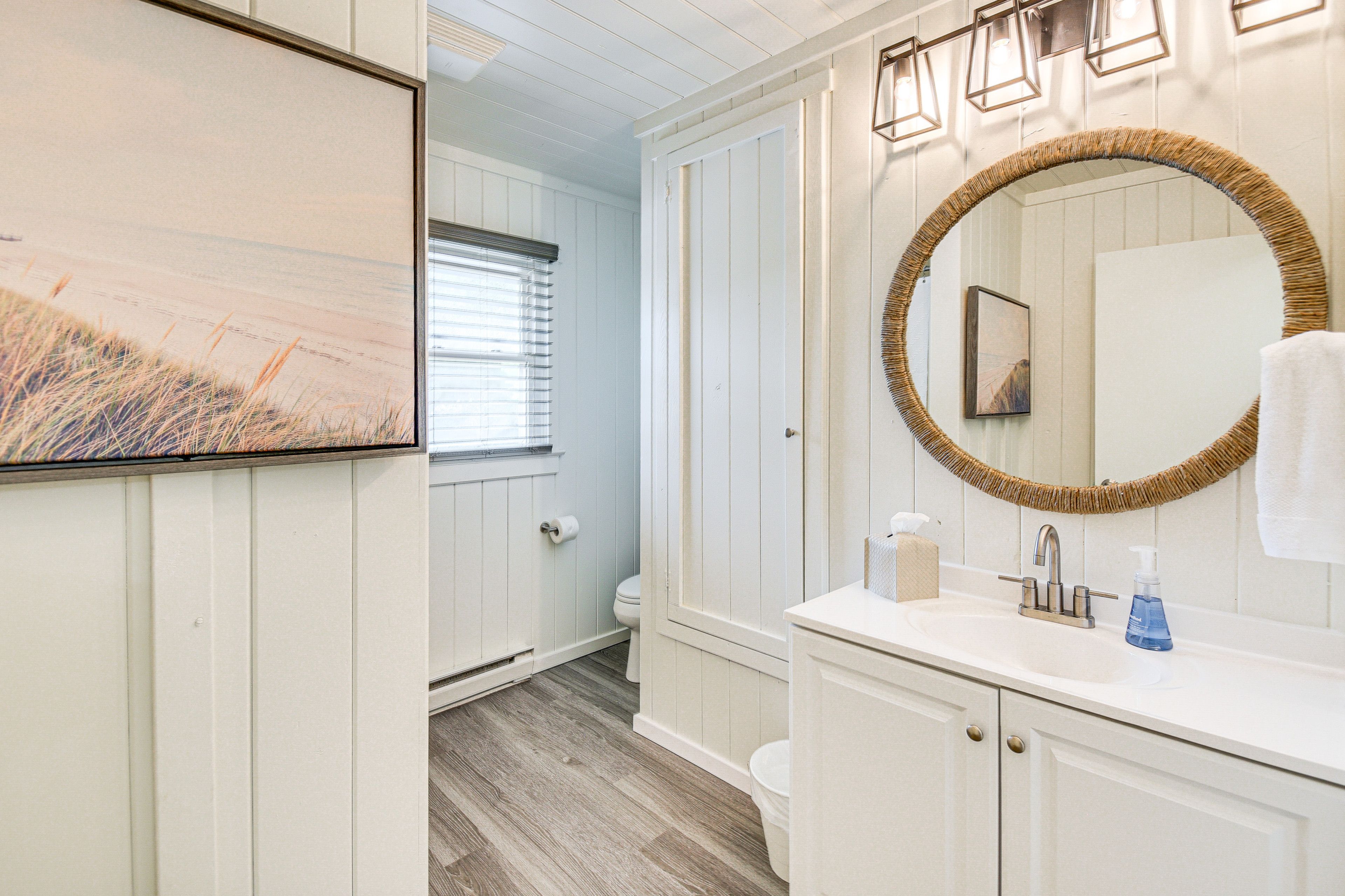 Full Bathroom | Towels Provided | Upper Floor