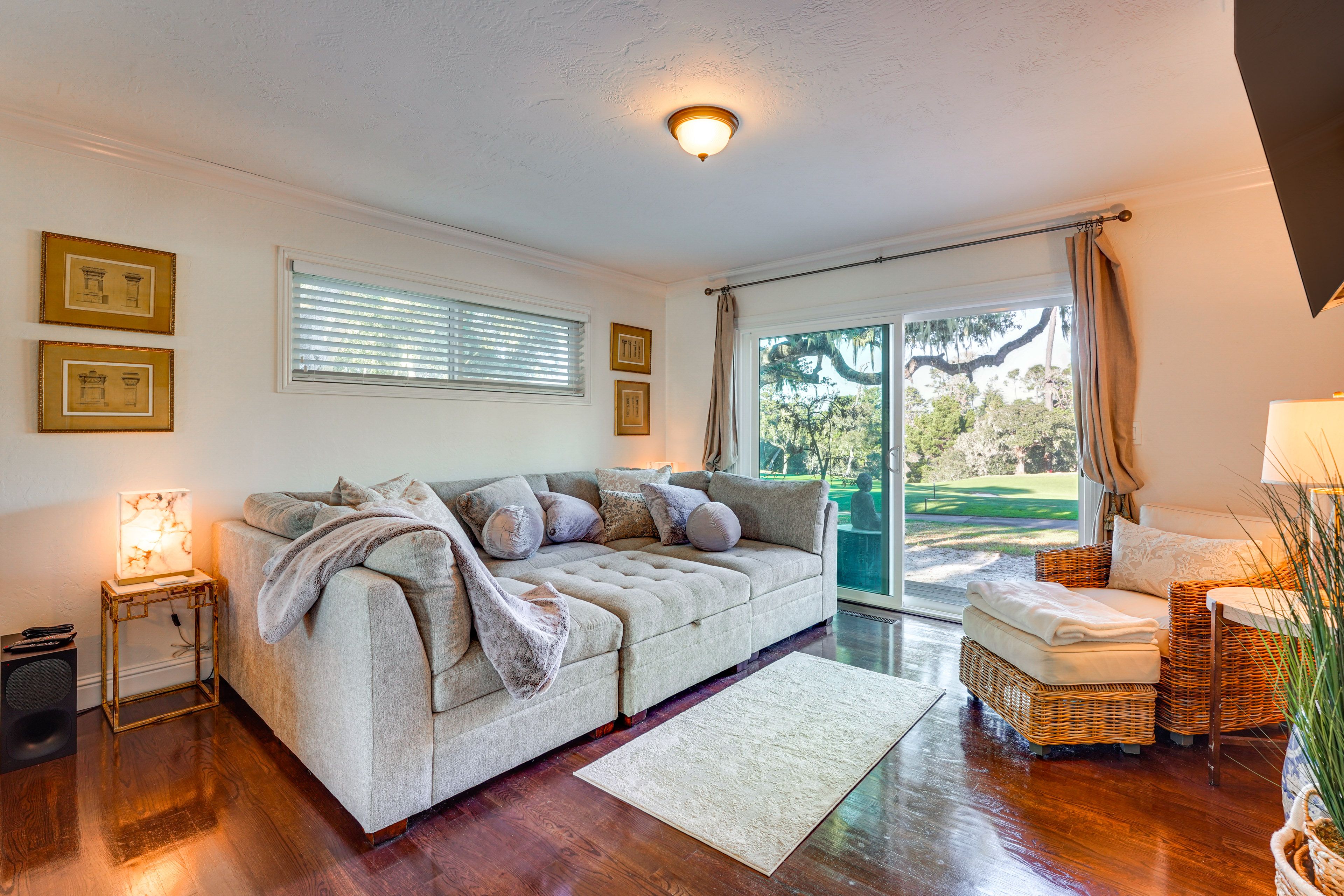 Living Area | Smart TV