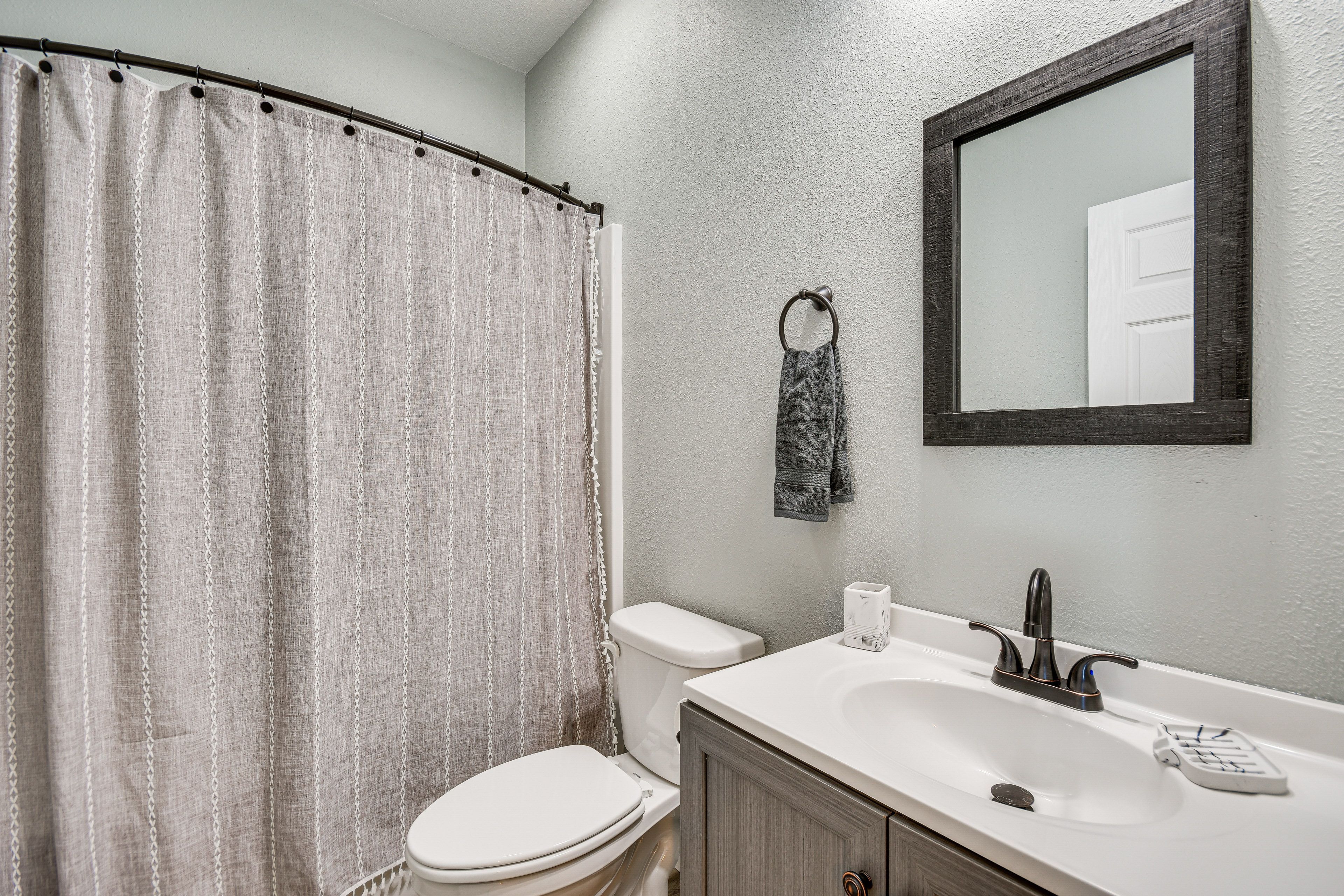 Full Bathroom | Complimentary Toiletries