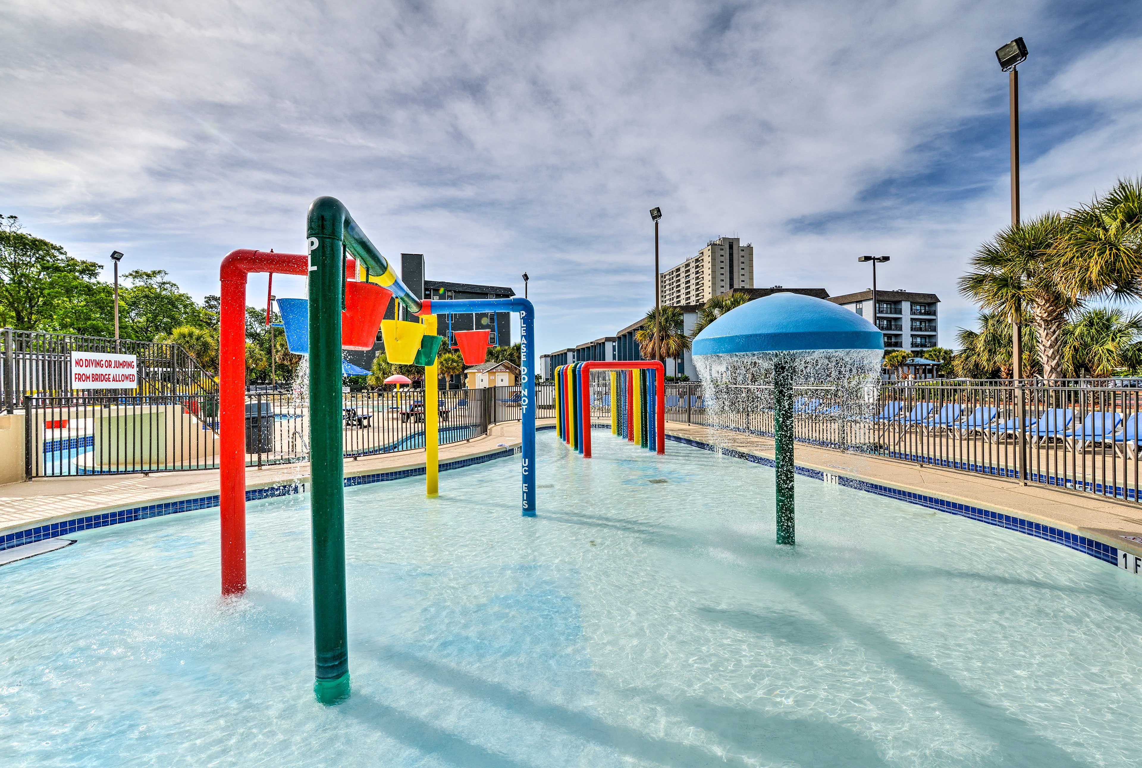 Community Amenities | Splash Zone | Lazy River | Outdoor Pools