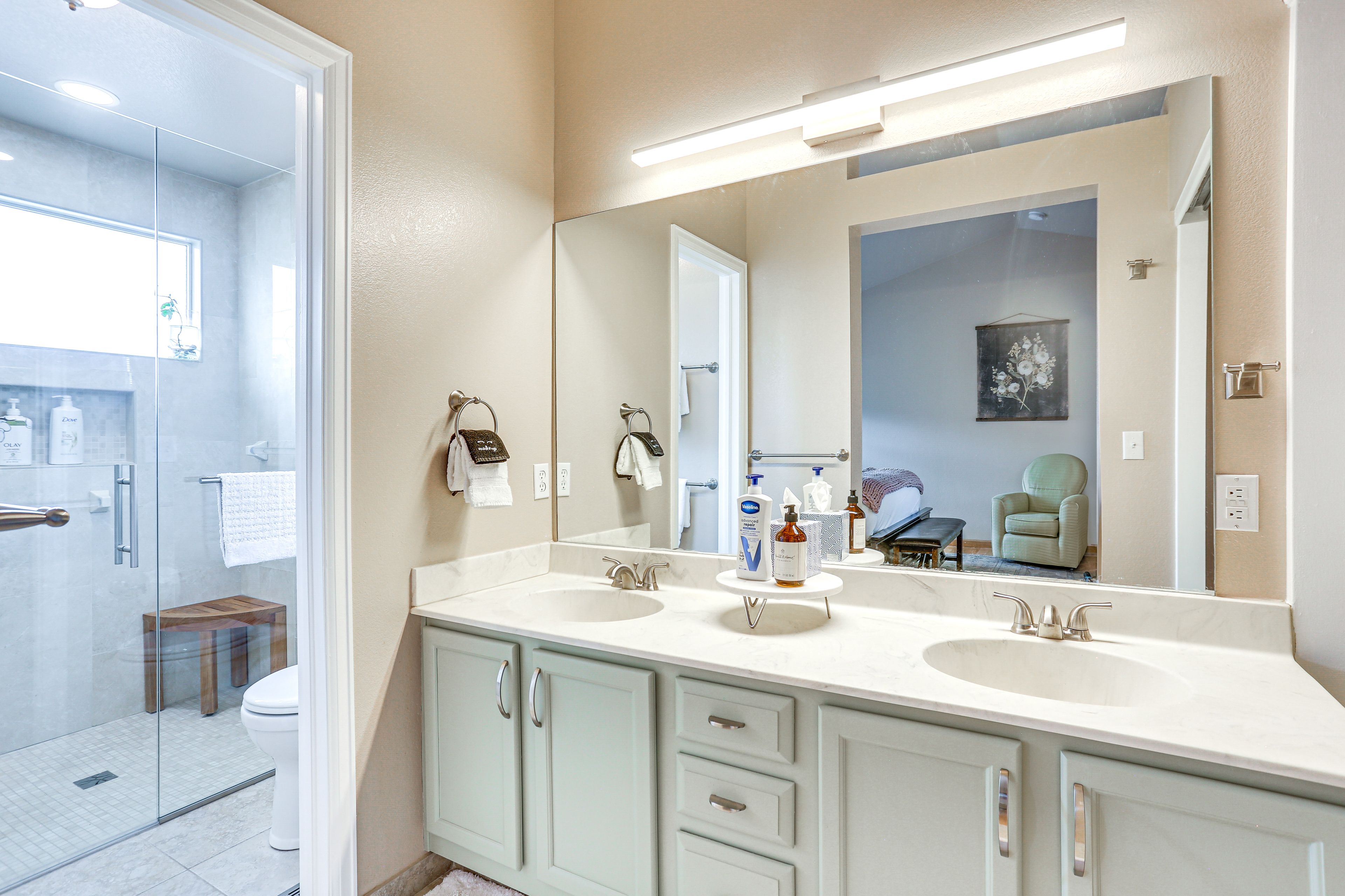 En-Suite Bathroom | Upper Level | Towels Provided | Complimentary Toiletries
