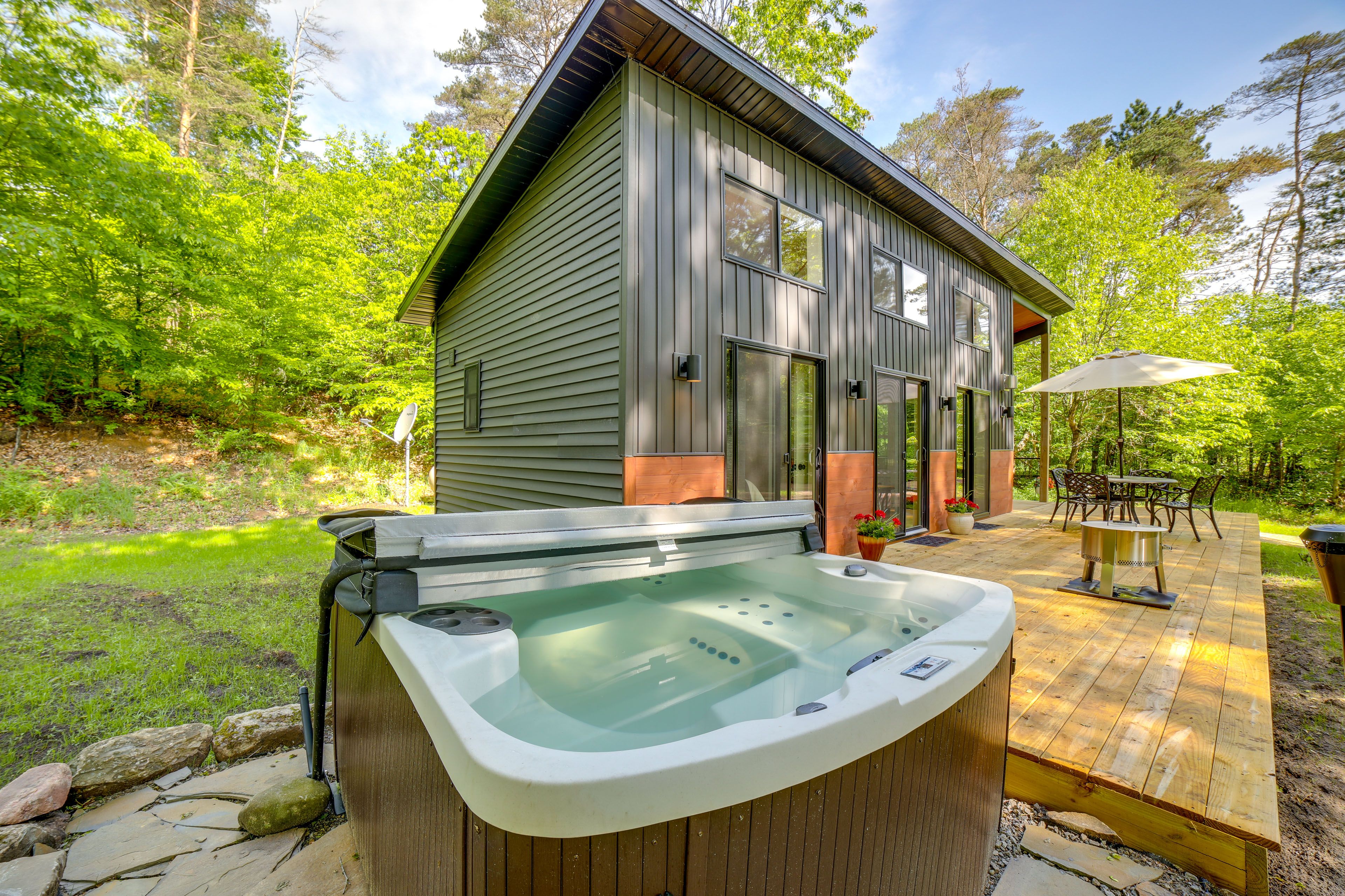Private Hot Tub | 66-Acre Property