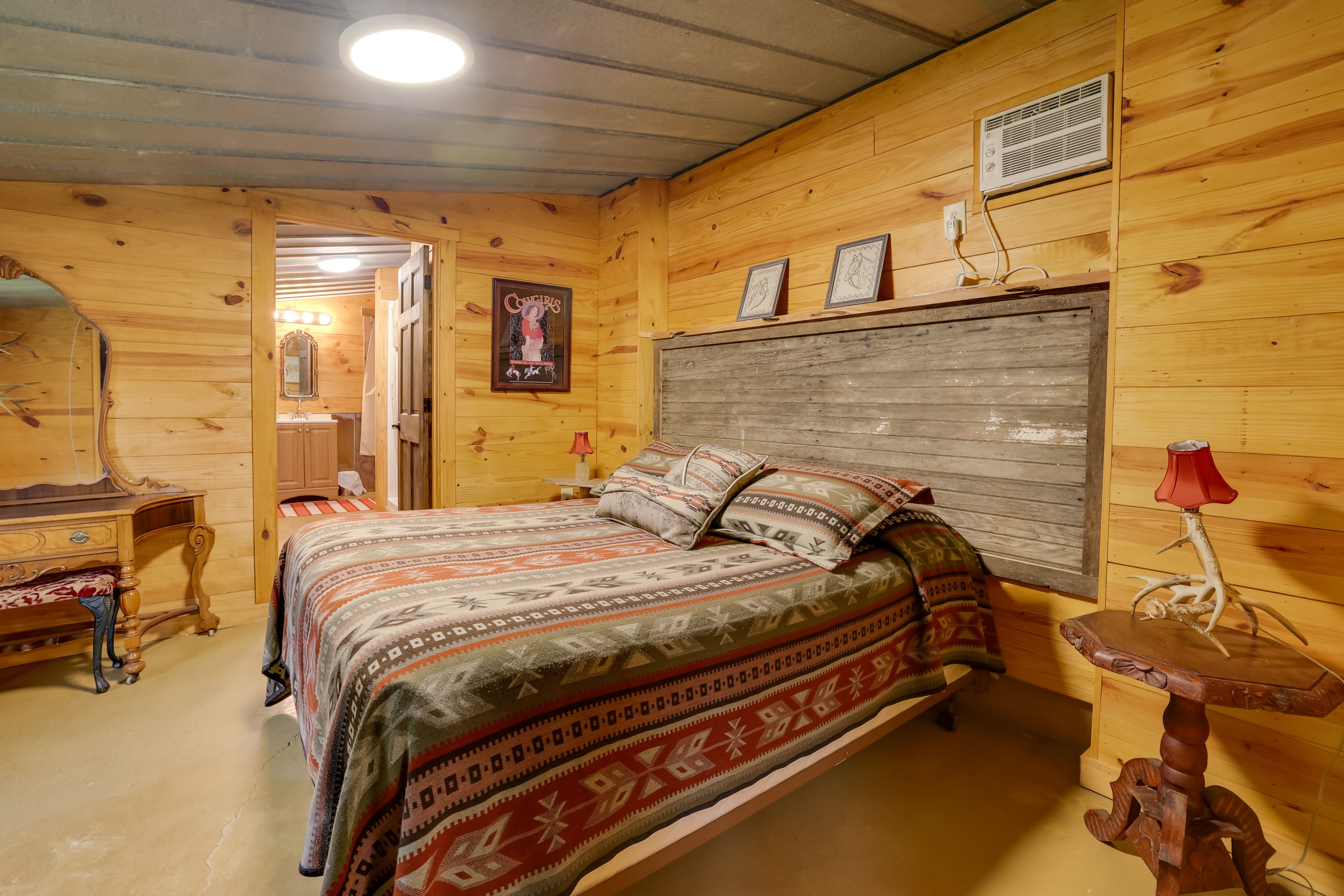 Bedroom | Queen Bed | Linens Provided