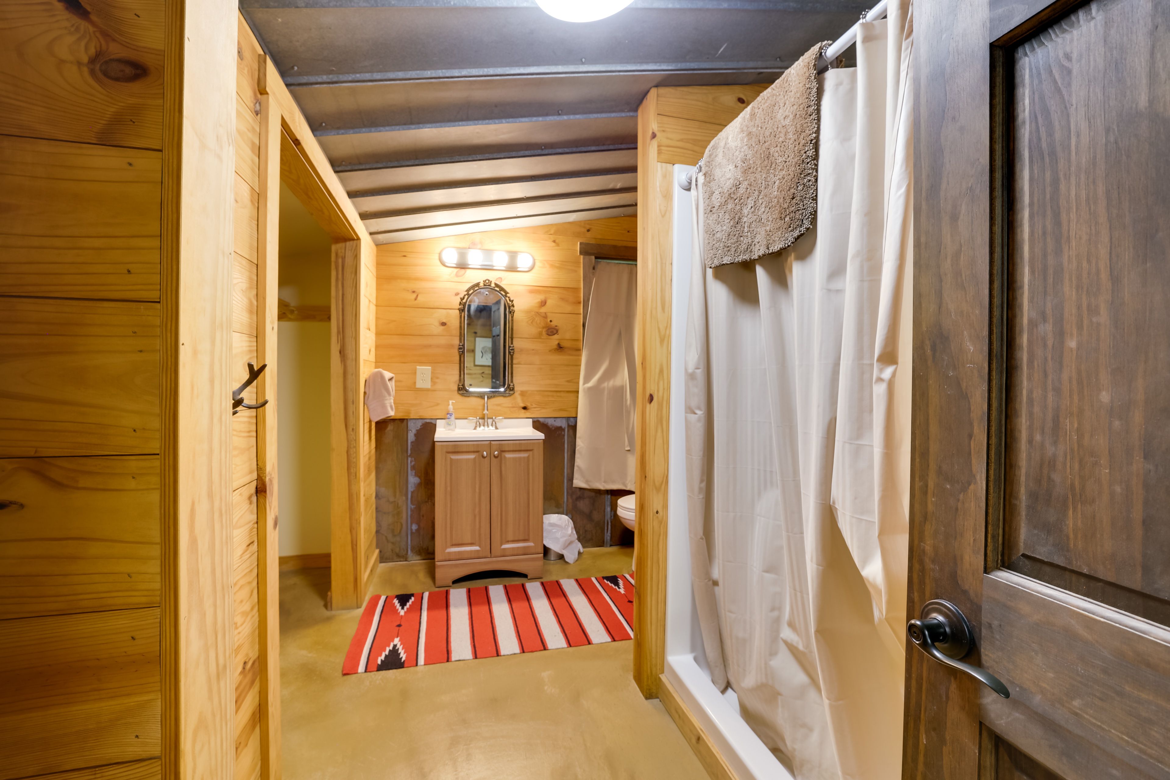 Full Bathroom | Towels Provided | Complimentary Toiletries