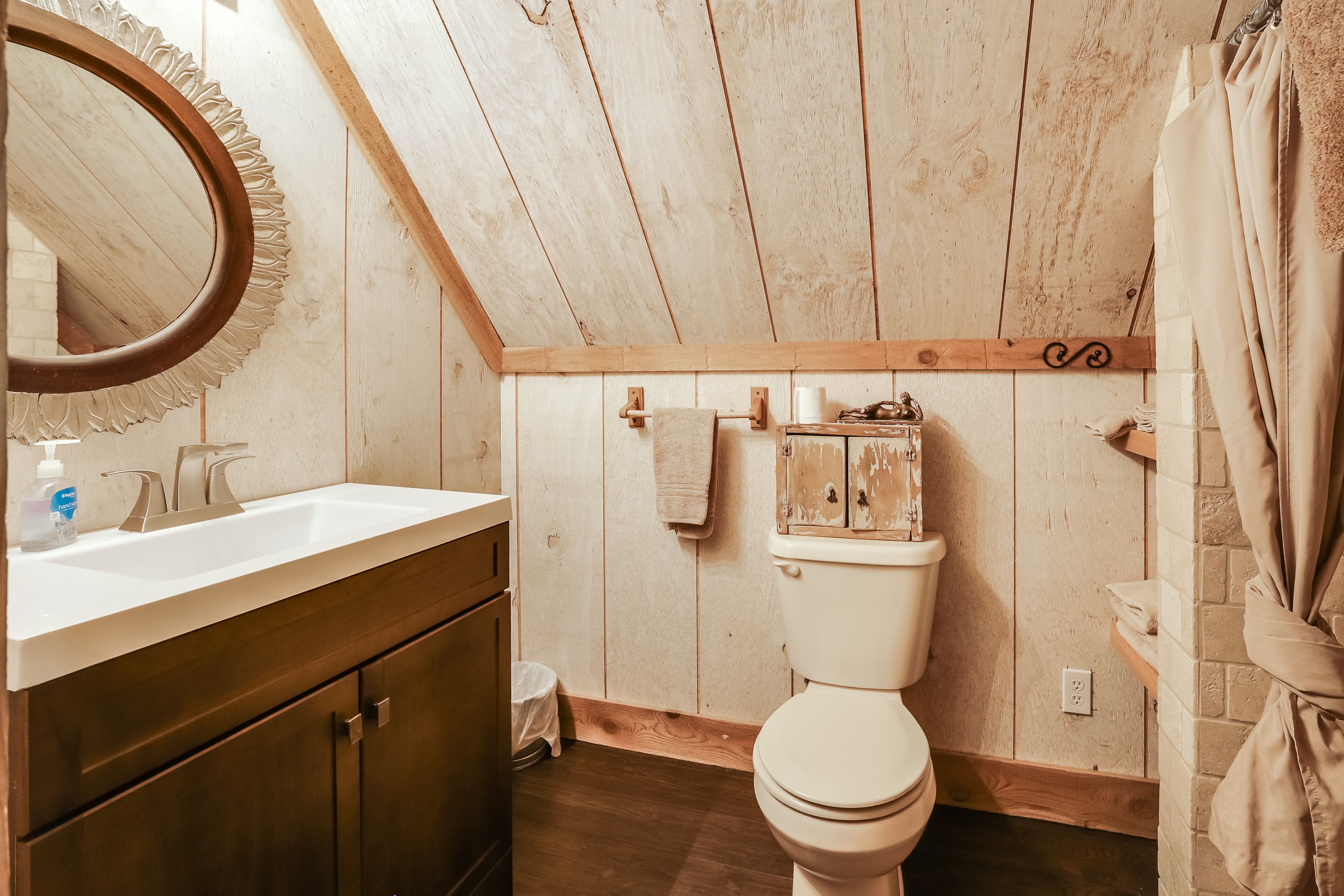 Full Bathroom | Towels Provided | Complimentary Toiletries