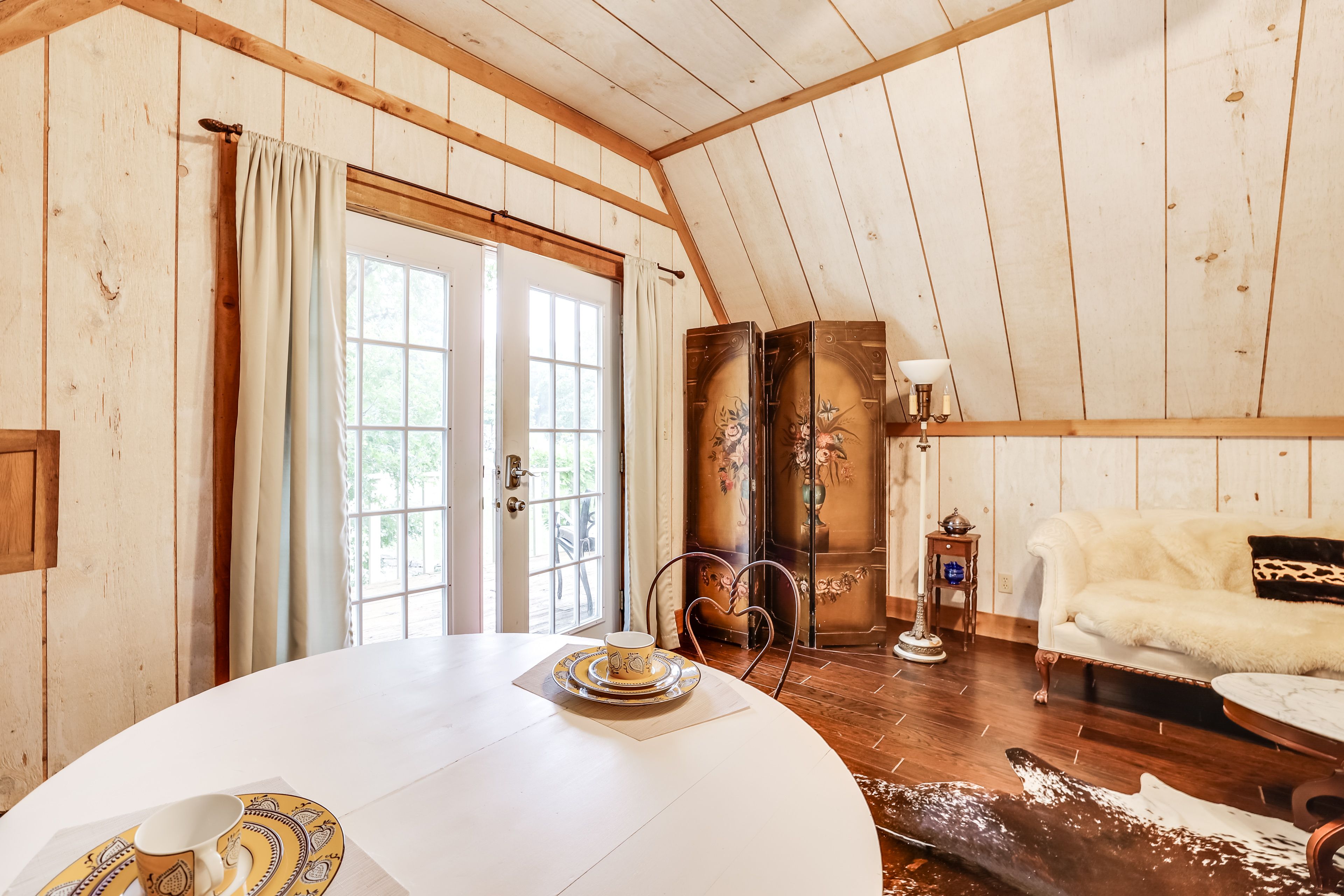 Dining Area | Dishware & Flatware Provided