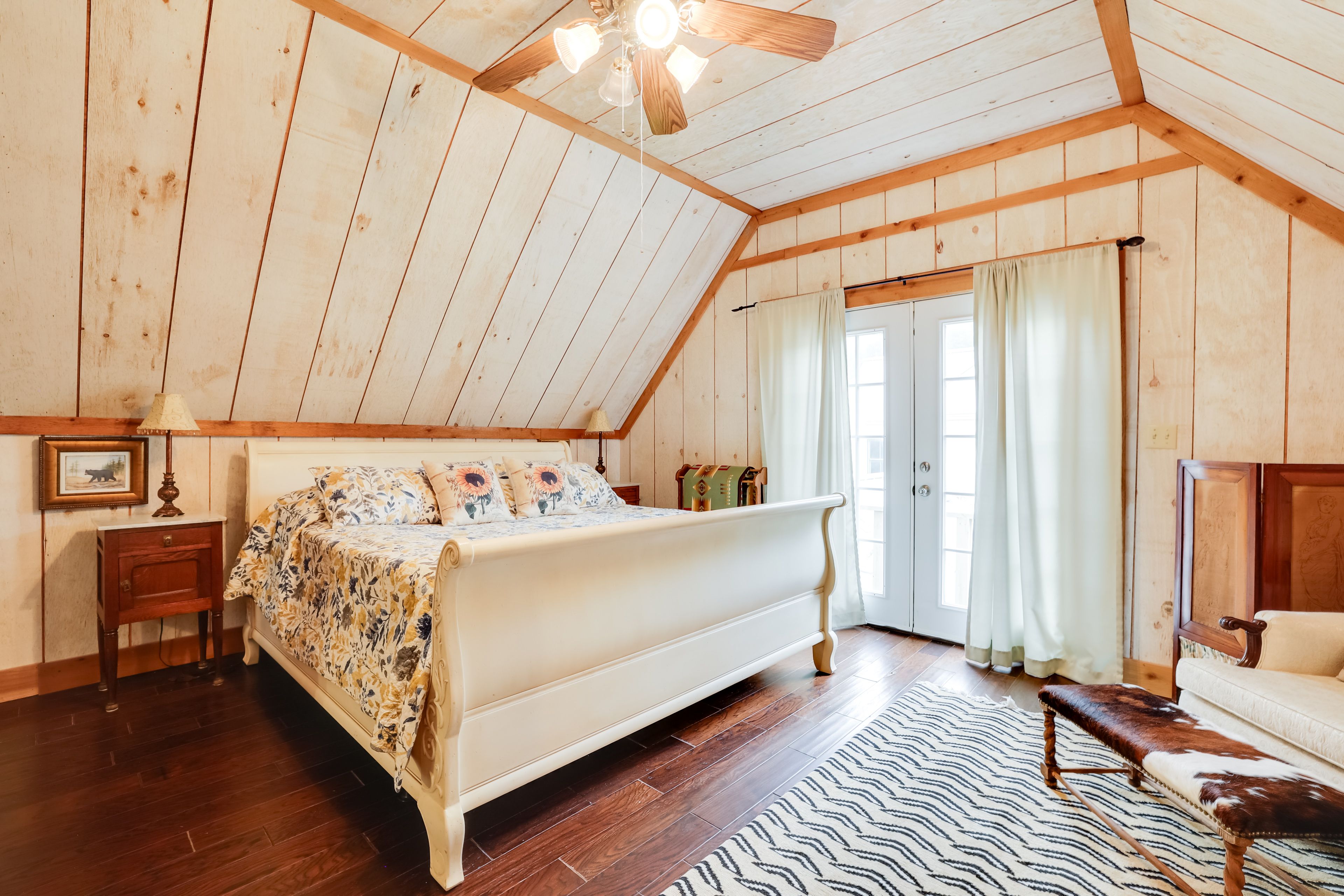 Studio | King Bed | Linens Provided